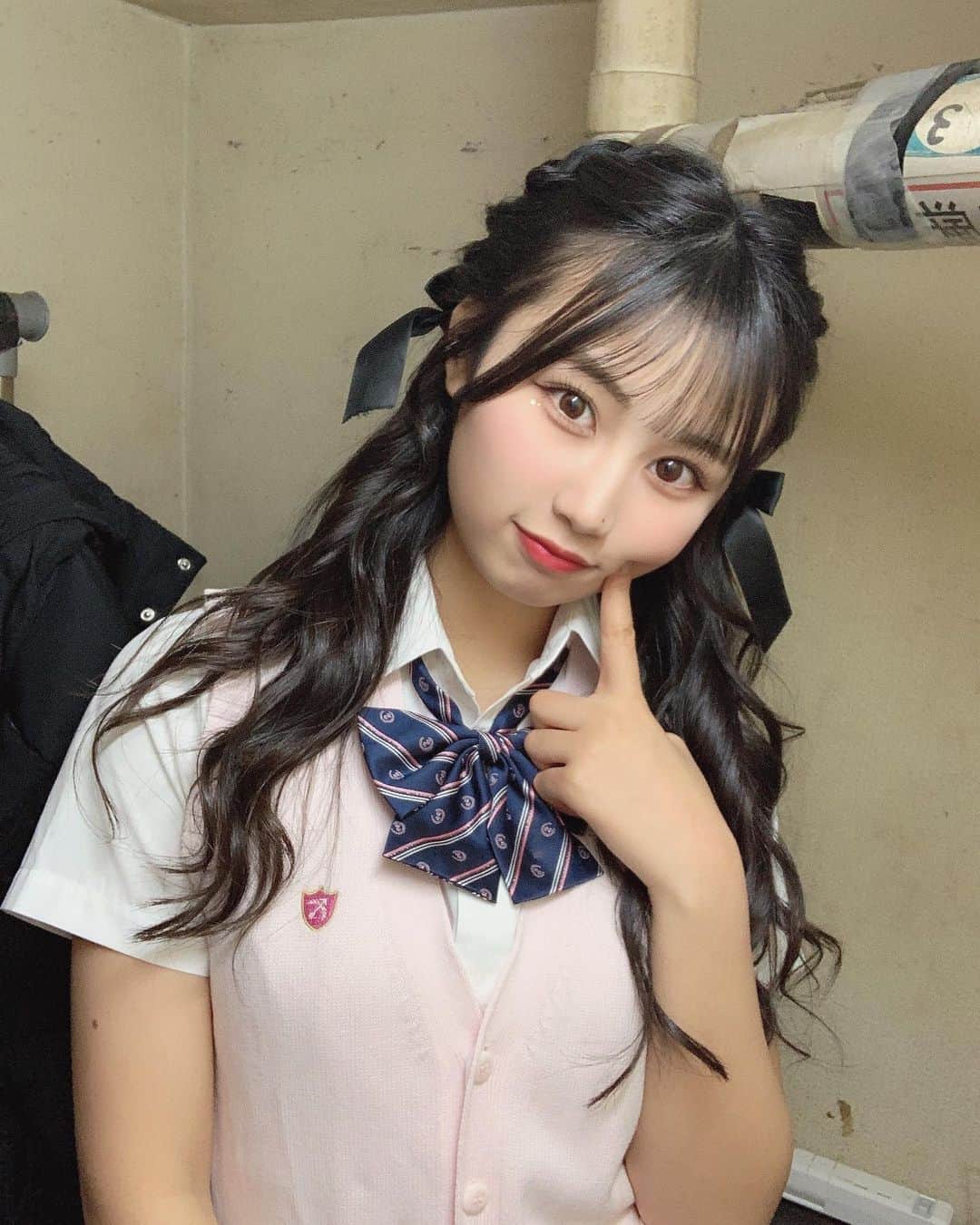 宮丸くるみのインスタグラム：「久しぶりにこの衣装着ました（*＾＾*)  ・ ・ ・  #リリバリ #lilyofthevalley #アイドル #idol #jk #18歳 #高校生 #制服 #conomi #リボン #巻き髪 #ロングヘア #ぱっつん前髪 #編み込みアレンジ #あみこみ #ヘアアレンジ #黒髪」