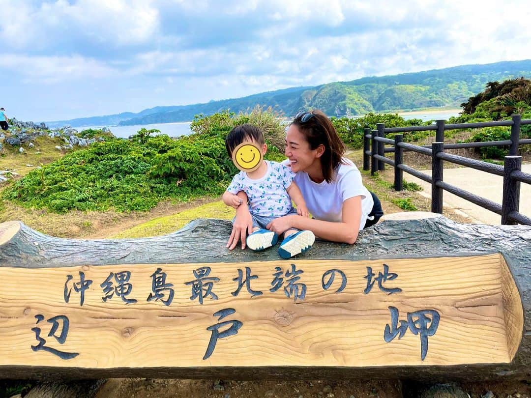 夏美のインスタグラム：「先日初めて名護から北上してヤンバルへ🚗 沖縄はとっても広い！ なのに高速が通っているのは名護までなんですよね😳名護は沖縄県の真ん中よりちょっと上くらいのところ✨ ＊ ちなみに私たち家族は車で一周したくて帰りは来た道 と反対の太平洋側を通って帰ったんだけど那覇まで4時間半くらいかかったので、急いでいる方は来た道を戻るのがおすすめ✨笑 ＊ 沖縄の広さと奥の深さを感じたドライブでした🍀🚗 ヤンバルまた行きたい❗️ ＊ #沖縄　 #やんばる  #夏美の沖縄ライフ  #okinawajapan  #okinawayambaru  #hedocape」