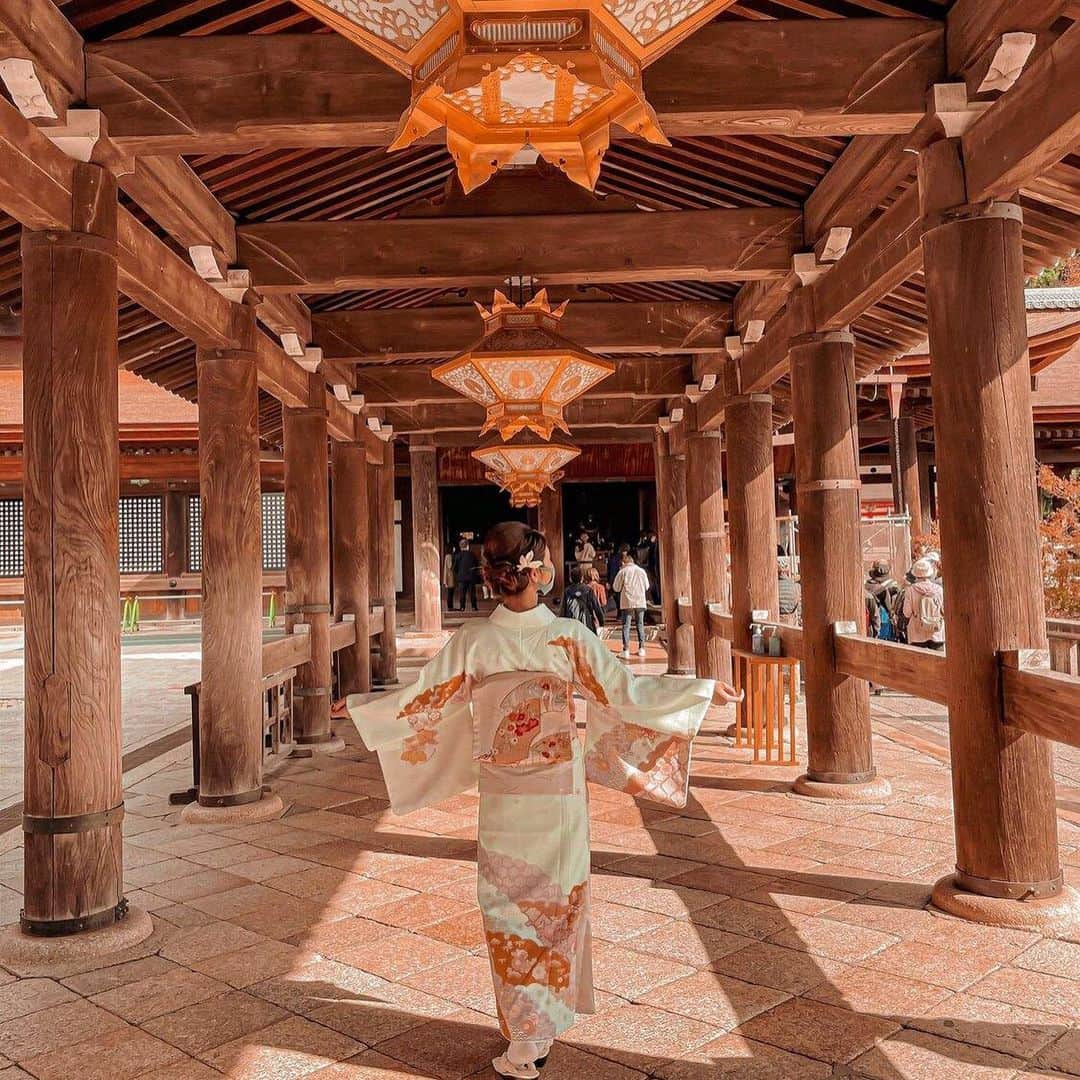 Stayway女子さんのインスタグラム写真 - (Stayway女子Instagram)「【📍京都府・京都市】﻿ ﻿ ——————————————————﻿ 「清水の舞台」で知られる寺院「清水寺」。﻿ 国内外問わず、多くの観光客が訪れる日本屈指の観光スポットです🌿﻿ 着物で写真撮影すれば、より映えますよね🥺💖﻿ ————————————————﻿ 素敵な女子旅をされている方をご紹介させていただきます！✨﻿ こちらの写真は @hi_sakigeni さんがアプリへ投稿してくださいました😄魅力が伝わってくる素敵な投稿ありがとうございました🎵﻿ ﻿ #Stayway女子旅 というハッシュタグをつけて是非投稿してください♪﻿ Instagramにてご紹介させていただきます！﻿ ———————————————————﻿ AppStore又はGooglePlayで「stayway」を検索！トラベルクリエイターがリアルな口コミを情報発信！エリアでの絞り込みや位置情報でも投稿を探せます😌ステキなお出かけや旅の思い出を記録していきましょう🎵優先的にインスタでシェアさせていただきます！﻿ ———————————————————﻿ ﻿ 京都観光ド定番の清水寺📍 定番なだけあってすごい人🤭 でもやっぱり清水寺は絶対行きたいよね😚 清水寺から一望できる京都の景色は紅葉と合間って素敵すぎる🍁 冬の京都も素敵だけど 私は秋に訪れたくなっちゃうな✨ 営業時間 6:00~18:00 拝観料 大人300円/小人200円﻿ ———————————————————﻿ #stayway_girls #stayway_kyoto #京都観光 #京都旅行 #清水寺 #寺院 #寺院巡り #神社 #神社巡り #御朱印 #御朱印巡り #女子旅 #京都女子旅 #東京カメラ部 #旅行好き #国内旅行 #プチ旅行 #週末旅行 #フォトジェニック #フォトジェニックスポット #映えスポット #食べ歩き #京都食べ歩き #世界遺産﻿」3月3日 20時18分 - stayway_girls