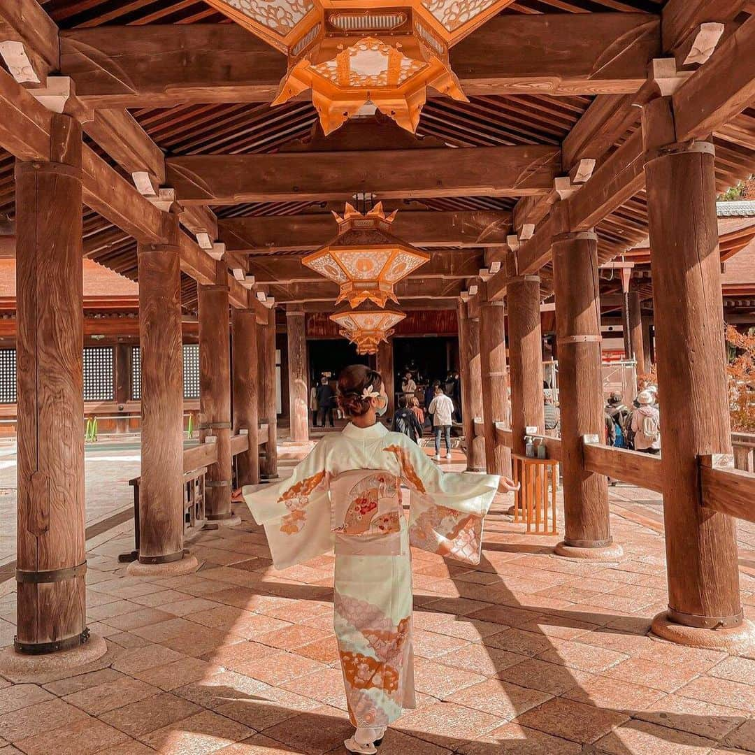 Stayway女子のインスタグラム：「【📍京都府・京都市】﻿ ﻿ ——————————————————﻿ 「清水の舞台」で知られる寺院「清水寺」。﻿ 国内外問わず、多くの観光客が訪れる日本屈指の観光スポットです🌿﻿ 着物で写真撮影すれば、より映えますよね🥺💖﻿ ————————————————﻿ 素敵な女子旅をされている方をご紹介させていただきます！✨﻿ こちらの写真は @hi_sakigeni さんがアプリへ投稿してくださいました😄魅力が伝わってくる素敵な投稿ありがとうございました🎵﻿ ﻿ #Stayway女子旅 というハッシュタグをつけて是非投稿してください♪﻿ Instagramにてご紹介させていただきます！﻿ ———————————————————﻿ AppStore又はGooglePlayで「stayway」を検索！トラベルクリエイターがリアルな口コミを情報発信！エリアでの絞り込みや位置情報でも投稿を探せます😌ステキなお出かけや旅の思い出を記録していきましょう🎵優先的にインスタでシェアさせていただきます！﻿ ———————————————————﻿ ﻿ 京都観光ド定番の清水寺📍 定番なだけあってすごい人🤭 でもやっぱり清水寺は絶対行きたいよね😚 清水寺から一望できる京都の景色は紅葉と合間って素敵すぎる🍁 冬の京都も素敵だけど 私は秋に訪れたくなっちゃうな✨ 営業時間 6:00~18:00 拝観料 大人300円/小人200円﻿ ———————————————————﻿ #stayway_girls #stayway_kyoto #京都観光 #京都旅行 #清水寺 #寺院 #寺院巡り #神社 #神社巡り #御朱印 #御朱印巡り #女子旅 #京都女子旅 #東京カメラ部 #旅行好き #国内旅行 #プチ旅行 #週末旅行 #フォトジェニック #フォトジェニックスポット #映えスポット #食べ歩き #京都食べ歩き #世界遺産﻿」