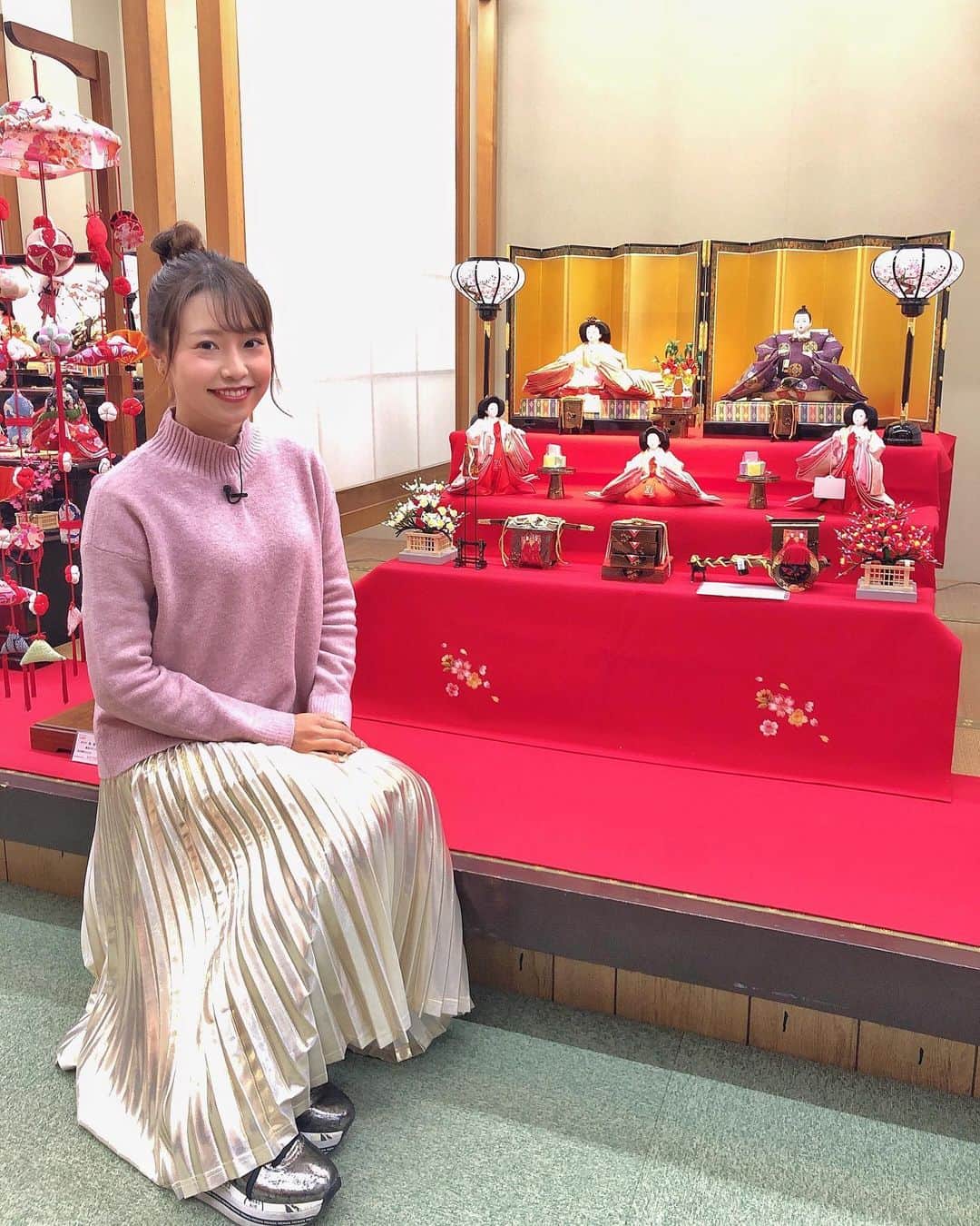 のインスタグラム：「ひなまつり🌸 毎年出してるお雛様も今年はわんこがいるので出せず😭  写真はハッピーの収録で伺った、 人形の吉貞😊 来週からの放送では、5月人形を紹介しています！ ぜひご覧ください♡  #おばあちゃんちのわんこが来ています#名はまりん#ひなまつり#雛人形#佐野ケーブルテレビ#ハッピー#ゴルフ#ゴルフ女子#ゴルフ男子#ゴルフコーデ#ゴルフウェア#スポーツ#スポーツ女子#golf#golfgirl#instagolf#golffashion#golfswing#golfstagram#골프#高尔夫」