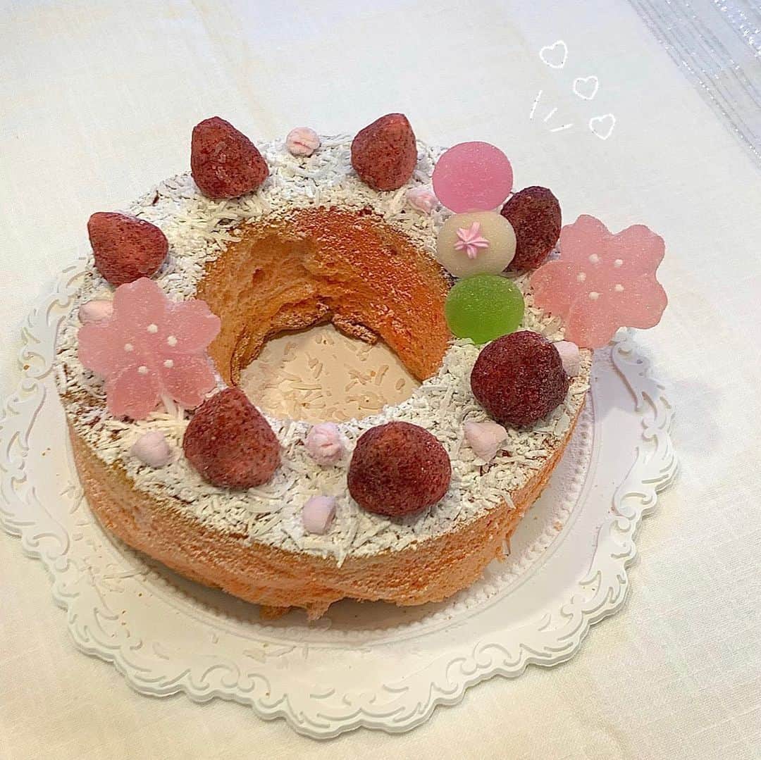 町田恵里那さんのインスタグラム写真 - (町田恵里那Instagram)「☁︎☽﻿ 今日はひな祭り‪𓂃 🤍⌇⌇﻿ ﻿ ひな祭りをイメージして﻿ ピンクのケーキを作ってみました🌸﻿ ﻿ トッピングは、﻿ 無印やKALDIでゲットしたよ🍓﻿ ﻿ ﻿ 夜ご飯もひな祭りメニューで﻿ 満喫しました 〜 🎎﻿ みんなはケーキとか食べた❔﻿ ﻿ ﻿ ﻿ ﻿ ﻿ ﻿ ﻿ ﻿ #今日のもぐっとえりな #ひな祭り #ひな祭りケーキ #お雛様  #ケーキ #ケーキ作り #手作りスイーツ」3月3日 20時19分 - machida_erina122