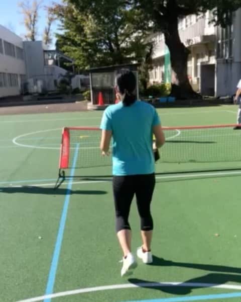 尾崎里紗のインスタグラム：「低年齢のうちから #テニピン を取り入れるとテニスが上手くなる！﻿ ﻿ それに手で打たないといけないから、ちゃんとボールの位置に入ろうとしてフットワーク力も上がります💪🏻﻿ ﻿ ラリーをしっかり出来るようになってからポイント練習するの凄く楽しい(^^)﻿ ﻿ ﻿ ﻿ ﻿ #glico ﻿ #powerproduction ﻿ #head ﻿ #headtennis_official﻿ #headjapan﻿ #teamhead ﻿ #asicstennis﻿ #teamasics ﻿ #imoveme﻿ #onitsukatiger ﻿ #株式会社タイド ﻿ #TIDE. ﻿ #gram3 ﻿ #グラムスリー ﻿ #tbc_aesthetic ﻿ #エステ ﻿ #エステティックtbc ﻿ #尾崎里紗 ﻿ #risaozaki ﻿ #tennis ﻿ #tennisplayer ﻿ #テニス ﻿ #fitness ﻿」