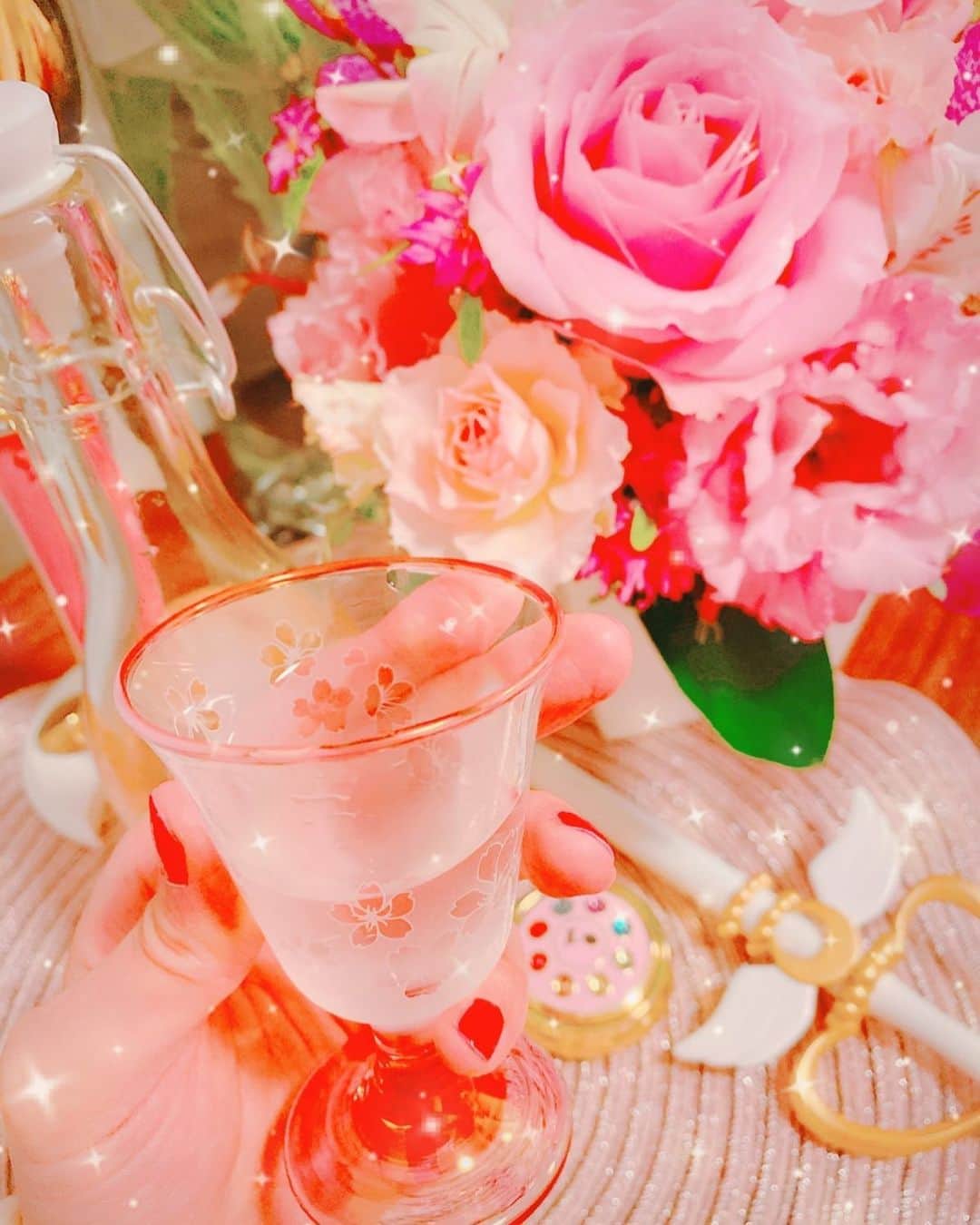 妃海風さんのインスタグラム写真 - (妃海風Instagram)「. . きらびやかです。 そうです。 本日はひなまつりです。 . 女の子の日ですので。 とにかく女の子を楽しみながら かわいいお酒を飲ましょう💖🍾✨ なんですよ。← 笑笑 . . #女の子を楽しみながらかわいいお酒を楽しむとは。 #お花を飾りちらし💐 #桜の花を浸したという洒落たロゼワインを飲ながら🌸 #セーラームーンを見まくることである🌙 #なにやらヒナミ #やってしまっている🧘‍♀️笑 #嗚呼ひなまつり。 . #ちなみに今 #セーラームーンssみてます #セーラースターズ編から #逆流して見ていってます」3月3日 20時33分 - fuhinami_official