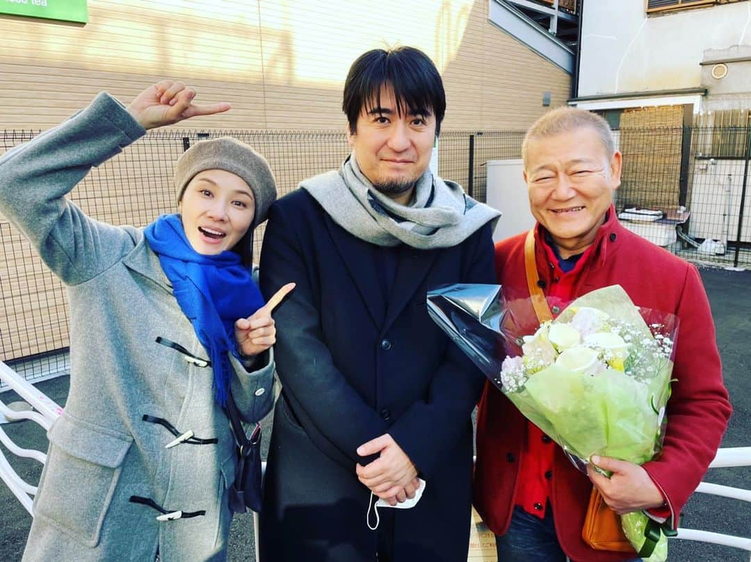 佐久間宣行のインスタグラム：「クランクアップ お二人ともお疲れ様でした！  (なぜか真ん中に入れてくださった。恐縮です)  #生きるとか死ぬとか父親とか」