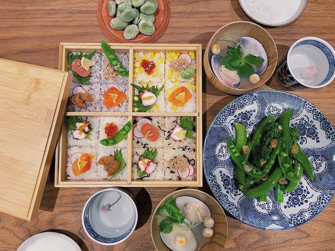 原田沙奈子さんのインスタグラム写真 - (原田沙奈子Instagram)「ひなまつり🤍  押し寿司しよ！と思っていたんだけど… 時間との兼ね合いで乗っけご飯に早々と変更。  ご飯敷き詰めて、しゃもじで区切って、好きな具を乗せた、だけ。 それなりに良い感じになってアマネが喜んでくれて良かった。  これ、時短に良いし、なんて素晴らしいアイデアなんだ！と作りながら自分を褒めてしまった。  あとは、菜の花とスナップえんどうを軽く茹でてから、オリーブオイルとニンニクで炒めて、味付けは醤油。 これ、我が家の定番◎  と、 「あーこのお汁おいしー♡」と言って、お汁だけ飲んで残された蛤のお吸物😑  に、そら豆と桜湯。  ユズとおひなさまの写真も撮れたし、また来年ね♡  #ひなまつり#おうちごはん#サナコ_お料理」3月3日 20時30分 - sanakoharada
