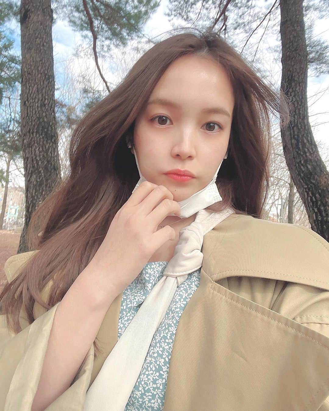Lilmeのインスタグラム：「韓国での肌管理事情👨🏻‍🔬🧬🇰🇷【Before →After】 最近マスクのせいで肌に摩擦が起こっているのか、 頬にそばかすが出来初めたので先生に肌を診てもらったらこの結果でした。。 特殊な肌カメラで自分の肌をしっかり見たのは初めてだったし何より恥ずかしい。。笑（すっぴんの為顔が薄いですw）  私の肌に合わせた5種類のレーザーを当てて貰い、肌の奥に隠れていた黒いものたちが表面に浮き上がってきました🕳🥷🏼🥷🏼 2〜3週間の間に顔からポロッと落ちるらしいです！ また3週間後に皆さんに報告します🦠🦠韓国ではじめての肌管理、ありがとうございました！ @lamicheskin     #韓国 #スキンケア#レーザー#紫外線#ホクロ#シミ#肌質改善#韓国留学#韓国メイク#韓国ファッション#ニキビ#ニキビ跡」