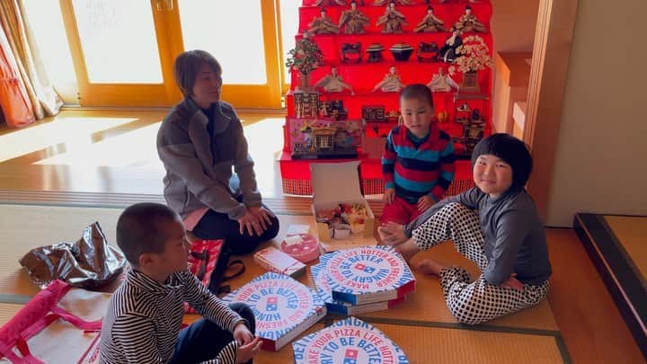 須藤弥勒のインスタグラム：「本日はひな祭り。  家内は日本の伝統的な行事ごとをすごく大切にする。  しっかりとなな段飾りを作ってあげて、疲れ切っていたので、私は今日は、料理などを手抜きで良いと無理矢理にドミノのピザと　@imifumei さんのプルミエのケーキを大量に買って、みんなでひな祭りパーティー。  弥勒は年々、女の子とは程遠い、逞しさを増しているが、家内は今でも本当の女の子が欲しいと女性としての弥勒に期待をしているが、ゴルフをしている限りそれは淡い夢なのだろうな。。。（笑）  それはそうと、とにかく、毎日勉強、勉強、勉強。算盤と日頃の学習の補填で頑張っている子供たちである。  girls day in Japan today。No traditional food today...just dominos pizza and cake. My wife still wants Miroku to act like a girl ...but that is getting more and more difficult as she is becoming really strong being toughened by golf (LOL) Anyway fun day filled with Japanese tradition.  #ひな祭り #七段飾りのお雛様 #hinamatsuri #girlsday #9yearsoldgirl」