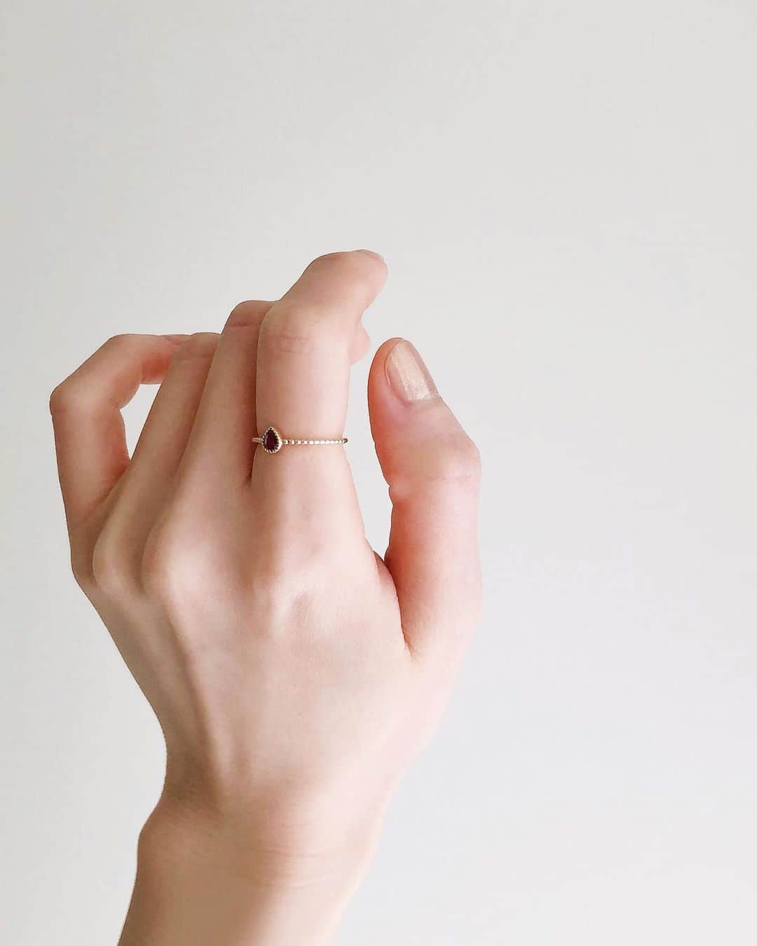 はれこのインスタグラム：「オーダーしていた指輪が届いてるんるん〜🐣💍 . わたしが「クソハムちゃん」を好きっていうことを スタッフさんが知っているから、 メッセージカードに書いてくれてた🐹🌻 (Mさんありがとうございます😭) . 服も小物も何でもそうだけど、 お気に入りが増える瞬間はたまらなく嬉しい♡ . #colette #accessory #ring #はれこアクセまとめ」