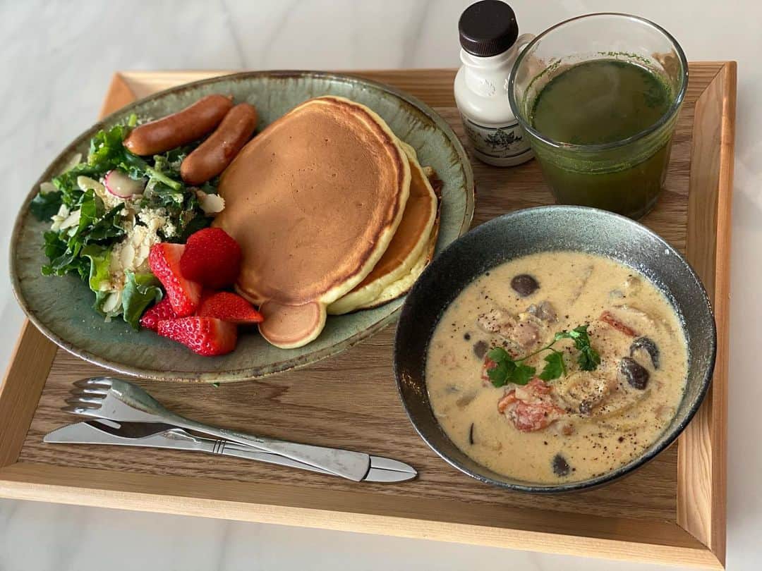 のインスタグラム：「朝食の🥞#絢ご飯 友達からパンケーキ食べたと連絡来てから何日間このタイミングを待ち続けたか笑 甘くて幸せだったなー🥞✨ スープは最近豆乳スープにハマっています。 材料はあるものですがこの日は 鶏胸肉に塩胡椒、片栗粉を叩いてフライパンにバターニンニクを入れ鶏肉をきつね色になるまで焼き、玉ねぎ、きのこ、人参、トマトを入れ炒め、豆乳、ローリエ、コンソメをいれぐつぐつ！ 最後に塩胡椒で味つけてパセリを置いて完成！簡単なので是非☺️  #今日の絢ご飯#パンケーキ#豆乳スープ」
