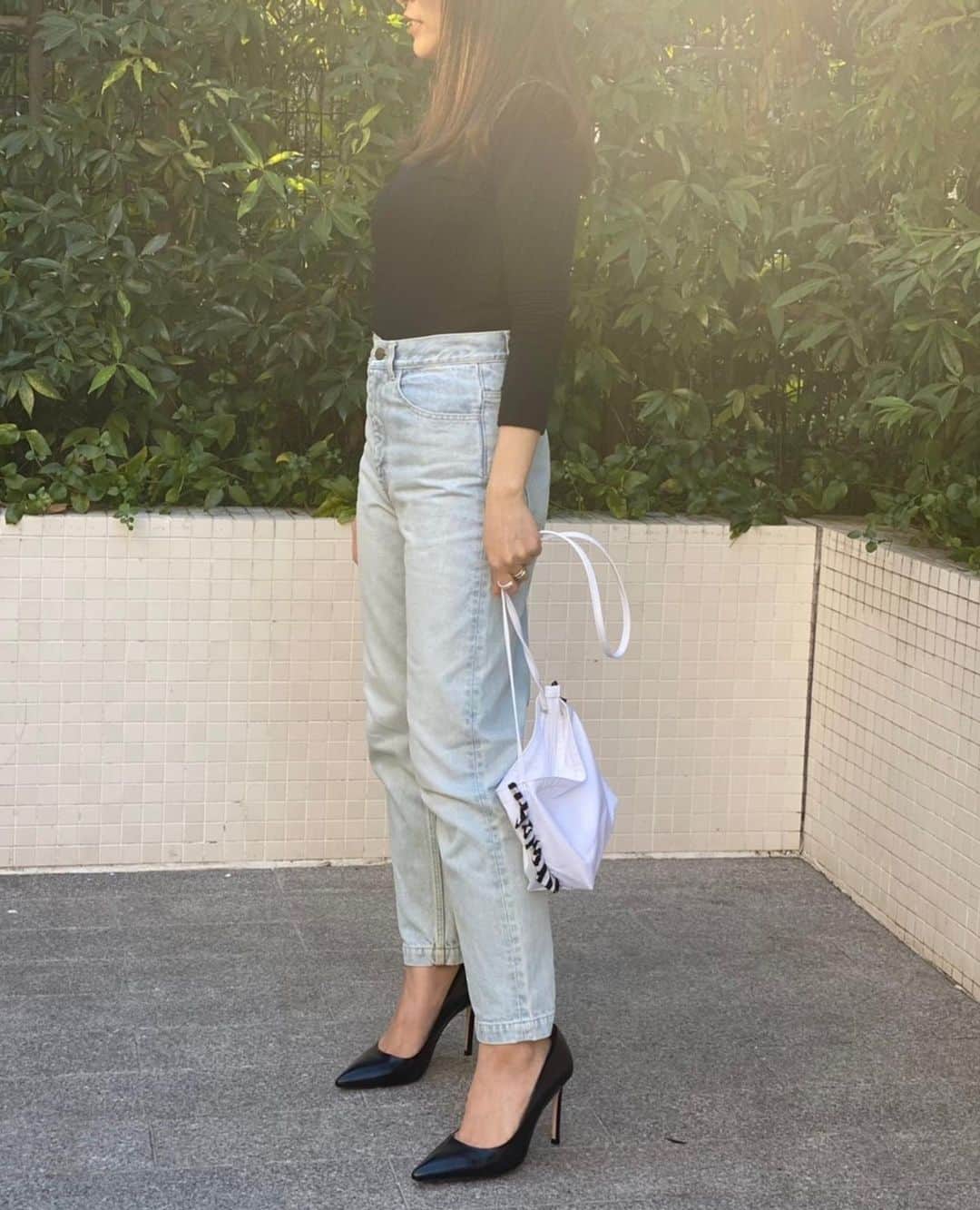 BORDERS at BALCONYのインスタグラム：「今日は東京は寒かったですね🌀⁠⁠ 三寒四温の不安定な季節、⁠⁠ 気持ちは春に向かってわくわくが止まらないのに、気温はまだまだ厚着が必要、、、⁠⁠ ⁠⁠ そんな時にはカシミヤが混ざったふわふわのトップスはいかがでしょうか？⁠⁠ 首を長く、すっきりとした印象に見せてくれるVネックに、両肩に施されたボーダーデザインが印象を明るく✨⁠⁠ ⁠⁠ 明るいブルーのボトムにホワイトのバッグを合わせれば全体のトーンが明るくなって、春らしいスタイルが完成します🌸🌸⁠⁠ ⁠⁠ ⁠⁠ LYOCEL YOKE TEE / 25,000yen+tax⁠⁠ 5 POCKETS DENIM / 45,000yen+tax⁠⁠ CITY POLLY POCHETTE / 14,000yen+tax⁠⁠ ⁠⁠ ⁠⁠  Hello everyone :)   It’s a bit cold today in Tokyo.  Spring is almost there... but we still need for jacket for those unstable weather💦  We recommend cashmere combined soft knit! This V shaped neck line gives you shapely figure, and border design on shoulder makes you look more vivid✨  Why don’t you wear blue denim and white purse with this knit?  It’s warm and also looks good for spring🌸✨  ⁠⁠ ⁠⁠ #bordersatbalcony #ボーダーズアットバルコニー #ボーダーズ #BORDERS #柴田陽子 #yokoshibata⁠⁠ #新商品発売 #productlaunch #comingsoon#newproductalert #新商品」