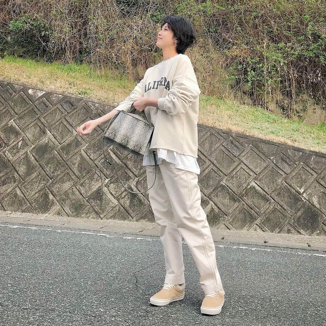 ryo0809appleのインスタグラム：「#coordinate ・ ・ ・ tops... @coca_official_store  pants... @uniqlo_jp  bag... @styledeli_official  ・ ・ ・ 買ったその週に限定価格で1000円くらい安くなったりとかあるあるだから、しばらく迷ってたUNIQLOのチノパン。 限定価格にならないし、在庫が減っていってるカラーあるし…で痺れを切らしてオフホワイトを購入。 本当普通なんだけど、そこが使いやすくて良き🙂 ケチってないでさっさと買えば良かった😂 ・ ・ ・ #uniqlo #ユニクロ #ユニジョ #ハイウエストストレートチノパンツ  #coca_code #ロゴスウェット  #服記録 #プチプラコーデ #プチプラ #プチプラファッション #ママコーデ #ママファッション #アラフォーコーデ #40代コーデ #アラフォーママ #高身長コーデ #高身長女子 #先日のコーデ #locari #ponte_fashion #mineby3mootd #ママスタグラム #カジュアルコーデ #大人カジュアル #きれいめカジュアル」