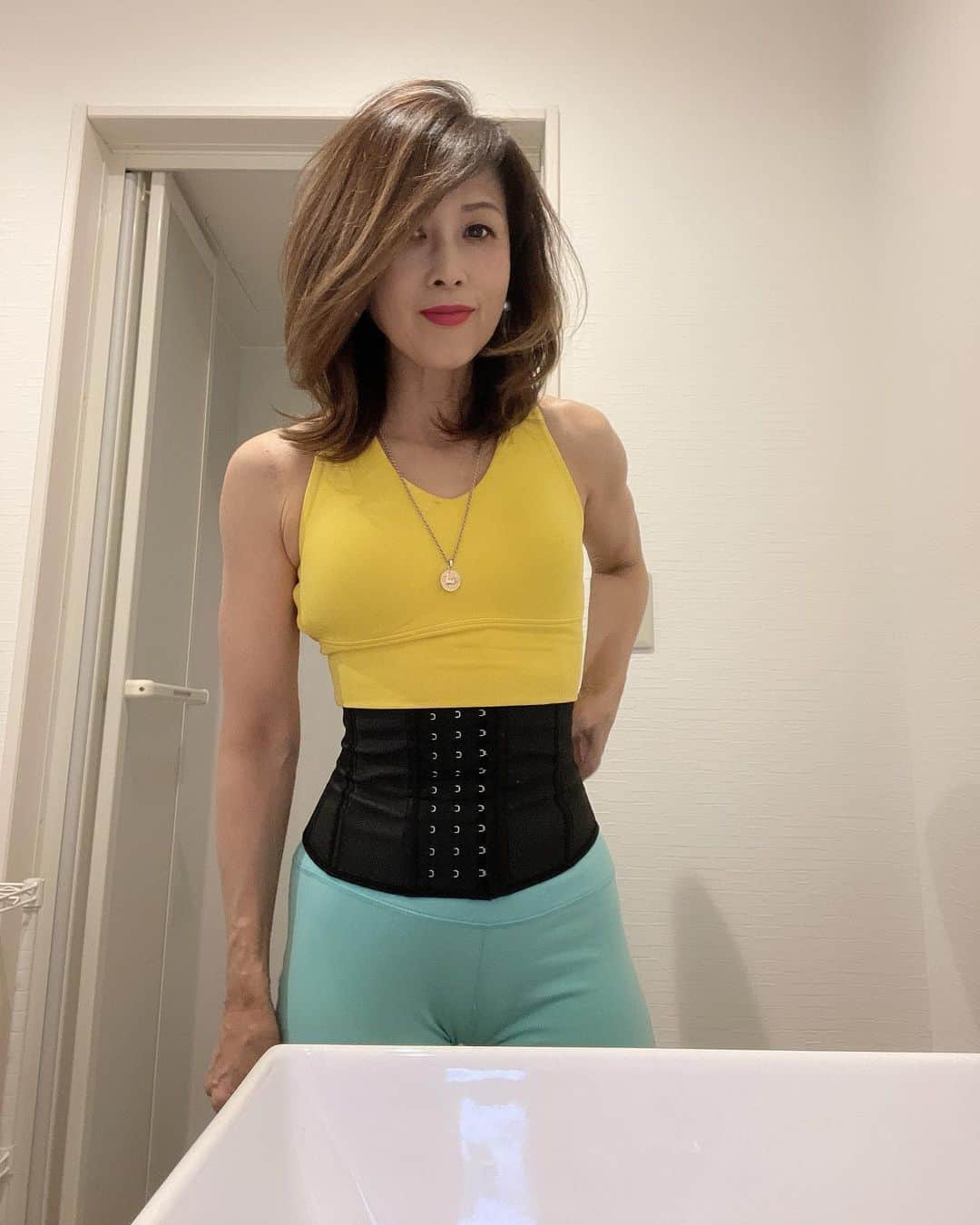 のインスタグラム：「🏋️ 🏋️ 🏋️ 先生に ちょっと アドバイスを もらうだけで 効き方が 全然ちゃうな🔥💪 . . 見苦しい背肉💦 今も記録に残します💫 . . . 今日は 打ち合わせで ランチに行ったけど その他は 守れたので ゆる💎😅 w 一応　 3日で、 💎💎💎ゲットだね . #ダイエット記録 #筋トレ男子#筋トレ女子#筋トレ女子と繋がりたい #筋トレ好きと繋がりたい#美ボディ#筋トレダイエット#くびれ#美魔女#50代ダイエット#50代トレーニング #フィットネスウェア#美尻  #アラフィフ#熊本#なおこ語録 #50代ファッション#valx筋トレ部#fitnesswear #gym#kumamoto #鹿児島#大分#福岡ジム#宮崎#長崎」