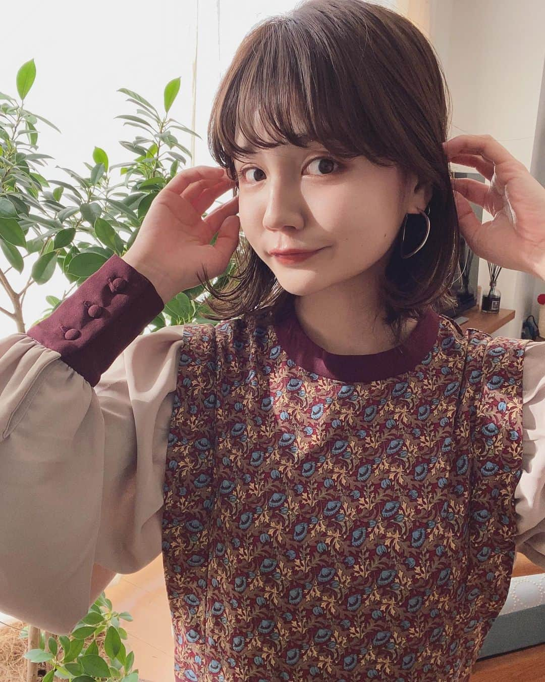 村田倫子さんのインスタグラム写真 - (村田倫子Instagram)「今髪をのばしてます。 ヘアケアについてよく質問がくるのですが、ずっと愛用してるホームケアは、ヘアレシピ和の実のお米のヘアオイル。  去年から使っていてもう3本目…！ インスタでも何度か紹介しているもの。 100%ピュアなライスオイルなので、私はヘアとそのままボディケアにも使用してます。 ベタつかずにしっとりするので、朝の寝癖も(すごいちらかってた)おさまりがよくなりました。  伸ばし途中は飽きてしまうので 明るくしたり、暗くしたり コロコロと忙しいですが 楽しんで綺麗なロング目指す。！  #haircare #ヘアレシピ #ヘアレシピ和の実  #お米のヘアケア #お米のヘアオイル #お米のシャンプー #PartnershipwithWanomi」3月3日 21時19分 - rinco1023