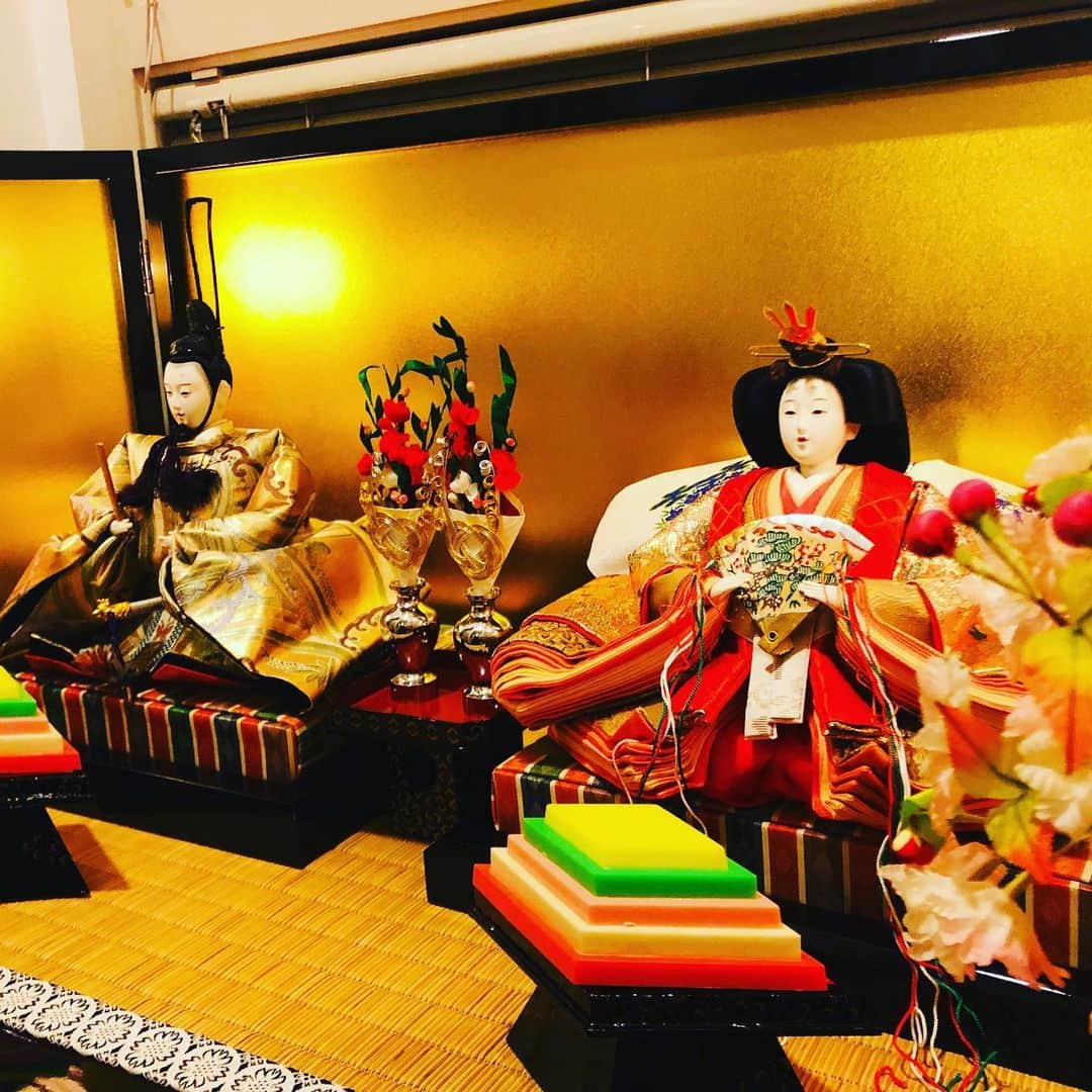 のインスタグラム：「今日は おひな祭り🎎 長女家族と一緒に 持ち寄りご飯です😊 娘と孫たちが作った お寿司ケーキ✨ 孫たちは それぞれ自分の分を作ったそうです👍 私も ちらし寿司を作りました。 お料理上手の長女は 手際良く なんでも作ります。 おかずを持ち寄ったら あっという間に豪華な食卓に❣️ 賑やかな夕飯に 孫たちも大喜びでした😊 健やかな成長を祈って…💖  #お家ご飯 #家族でご飯 #かあちゃんの味 #娘の味 #孫たちと #お雛様 #ひな祭りごはん #毎日を楽しく #幸せレシピ #今日食べた物が明日の身体を作る」