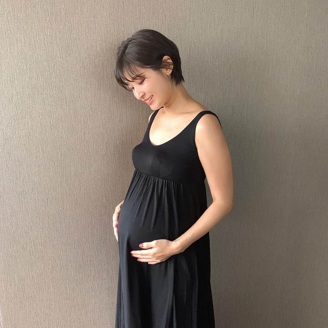 Hiromi Ｍaedaのインスタグラム：「1年前😳 時が経つのはほんと早いな〜💭 ・ 7年ぶりの出産にドキドキしていた頃🤭 コロナで立ち会い出産ができなくて寂しいな~とか思ってたけど、 2度目の出産も 叫ぶわ分娩台から転げ落ちそうになるわで、てんやわんやだったので結果ひとりで良かったなと思った🤣♡ ・ ・ あっという間に１年が過ぎ 今日はみことの初節句のお祝い👶🏻💕 朝から1人ドッタバタで疲れたので後日またUPしよう♡笑 ・ ・ #マタニティ#マタニティフォトセルフ」