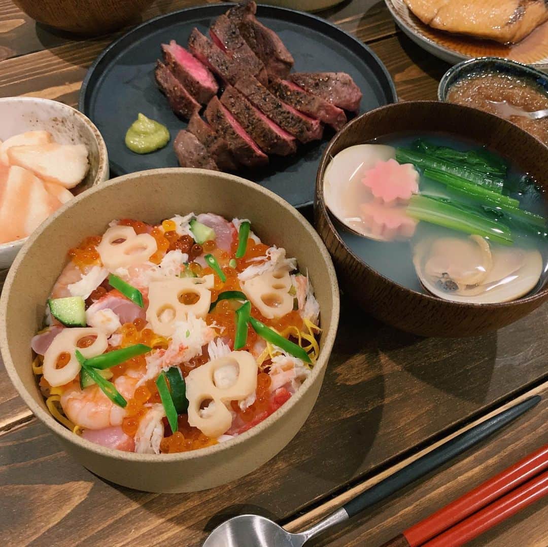 青谷優衣のインスタグラム：「🎎  娘をあやしながら作るご飯はとっても時間がかかるし、スケジュール通りに物事を進めるのも難しい  でもやっぱり丁寧に作ったご飯が出来上がると嬉しいし、楽しい🧚🏻‍♀️  そしてそれを美味しいと食べてくれる人がいるから頑張れる😇  #ちらし寿司 #蛤のお吸い物 #花れんこん」