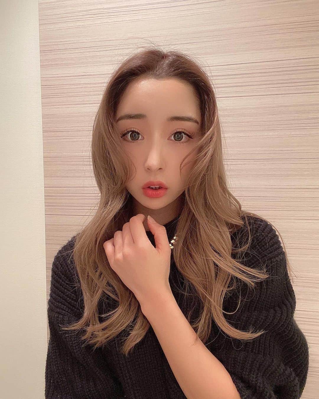 石田みかのインスタグラム：「ヘアメンテ💇‍♀️✨ . . 今月もしょうごくん @logshogo に 髪つやっつやにしてもらったよ♡ . . リタッチと先月に引き続いて 髪質改善トリートメントしてもらって 髪ツルツルすぎて髪巻くの楽しい！🤣 . . しょうごくんのインスタ、 色んなヘアスタイルのってて みかも色んなの試したくなる😦♡ . . あ、カラコンはこの前ストーリーで載せた @eyemazing_official の華カラコンつかってるよ🤤 サンドベージュ最近まじでお気に入りすぎる😌 . . #eyemazing #華カラコン #トリートメント #渋谷 #原宿 #美容室 #ヘアアレンジ #巻き下ろし #ハイライトカラー #今日のコーデ #おしゃれさんと繋がりたい # #モデル #グラビア #ポートレート #撮影 #ツヤ肌メイク #heircolor #color #fashion #sweet #tokyo #harajuku #shibuya #japan」