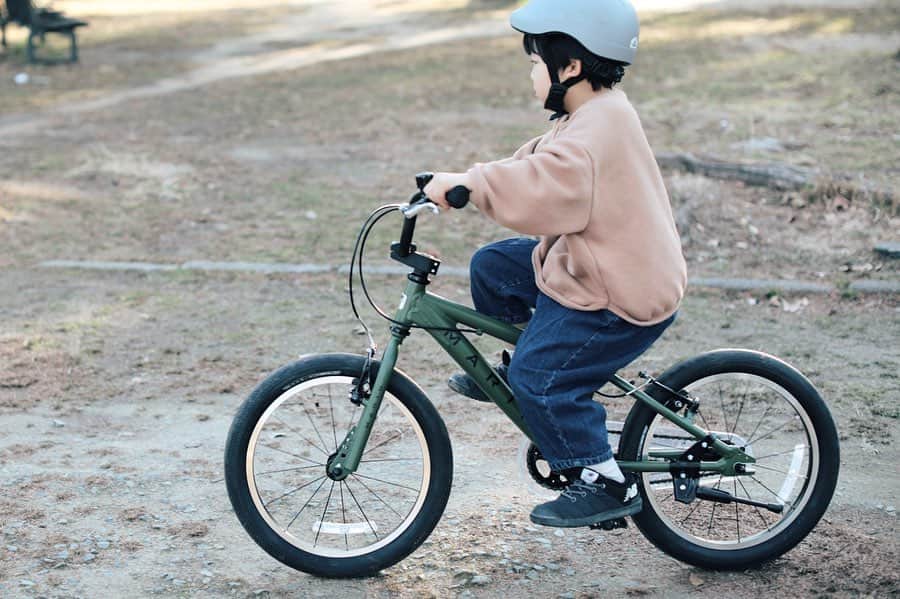 きなこのインスタグラム：「息子の新しい自転車🚲 今まで14インチの"へんしんバイク"に乗ってきた、現在身長115cmな息子。次は今の身長でも乗りやすく長く使える18インチの自転車に。息子が気に入って選んだのがマリンバイクの"ドンキージュニア"。マットなカーキ色のボディがかっこいい♡軽くて持ち運びも楽ちん😊  いきなり18に乗るのは難しいかなと思いきや、初日からいきなりスイスイっと乗れてびっくり。すごい！！めちゃくちゃ上手！！と褒めると、「ぜんぜんすごくない、、もっとうまくのれるはずなのに、、こんなのぜんぜんだめだ、、😑」となぜか落ち込みやる気をなくす理想高めな息子😂（でも日が経つとやる気が復活し、また褒められ凹む、という謎ループなので練習のときは黙ってじっと眺めてます😂）  ▶︎息子の自転車やヘルメット、roomに載せてます☺︎ → @kinako_710」