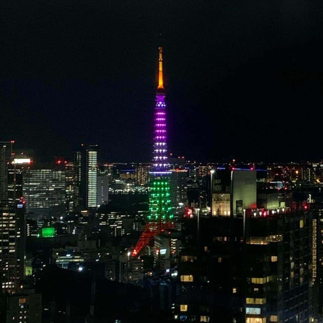 亀恭子のインスタグラム：「今日の仕事終わりに目の前に見れた レインボーの東京タワー。 ※正確にはレインボーカラーではないですが  朝 子供を送って、 スタジオで撮影して、 子供を迎えに行って公園行って、 リース物の返却して、 打ち合わせして、 子供をお稽古に連れて行って、 最後コーディネート組みに行く。  お仕事モードと母モードの スイッチ切り替えが激しい一日でした。 フリーで働く母のあるある。  そんな一日のしめくくりに、 プレスの窓から見えた東京タワー。  このカラーリングも初めて見るわけではないけれど、 なんだか得した気分でした^ ^  皆さま今日も一日お疲れ様でした。  #workingmother #tokyo #tokyotower #rainbowcolors」