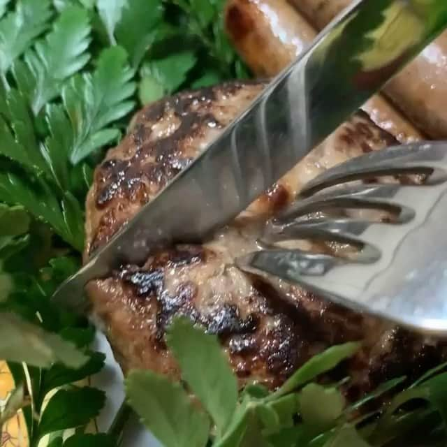 KEMONOのインスタグラム：「#Repost @pomta07 ・・・ 最後に肉汁ジュワーの動画あるのでスワイプして見てもらえたら嬉しいです😊 .  @kemono1215 さんからジビエ肉をお取り寄せしてみました🙋‍♀️ . 猪肉ハンバーグは旨味がぎゅーっと詰まった、肉汁が溢れるジューシーなハンバーグで、猪の脂の甘みはしっかり感じつつもしつこくなくて、さっぱりヘルシーなのでダイエット中でも嬉しい✨ちなみに私は柚梅つゆにオリゴ糖を入れてちょっととろみのある特製ソースをかけて食べました😋 .  猪肉ソーセージもお肉の旨味がすごくて、特製のハーブがしっかり練りこまれているから臭みはなくて、旨味だけががつんと美味しく感じられるソーセージでした☺️後味はさっぱりしていたので、お酒との相性もバッチリでした◎ . 生ラムさいぼしは希少な国産生ラムを独自の工程でさいぼしに加工した珍しい商品で、とにかく噛めば噛むほどに肉の旨味がぎゅーっと口の中に広がって、お酒が進む進む😂笑. どれも美味しかったのですが、生ハムさいぼしがお気に入りすぎて、リピート予定🔁 . 蒸し野菜には自家製の海老の佃煮にマヨネーズを混ぜた特製ドレッシングで食べました😋 . 彩りを豊かにしたくて、お花屋さんでシダの葉🌿を買って盛り付けたら、ジビエ料理屋さん気分でおうちでも盛り上がれました＼(^o^)／ . 〇〇様って私の名前書いてくださってた部分はインスタに載せるのに画像上消してしまったのですが、直筆メッセージもお店の方から入ってて、嬉しくなりました✨ . あー美味しかった💗 .  #ジビエ専門店 #ジビエ #ジビエ肉 #ジビエ通販 #ジビエ料理 #生ラム #イノシシ肉 #猪 #料理 #料理好きな人と繋がりたい #手料理 #家庭料理 #料理記録 #料理写真 #日本料理 #料理日記 #料理上手になりたい #料理好き」