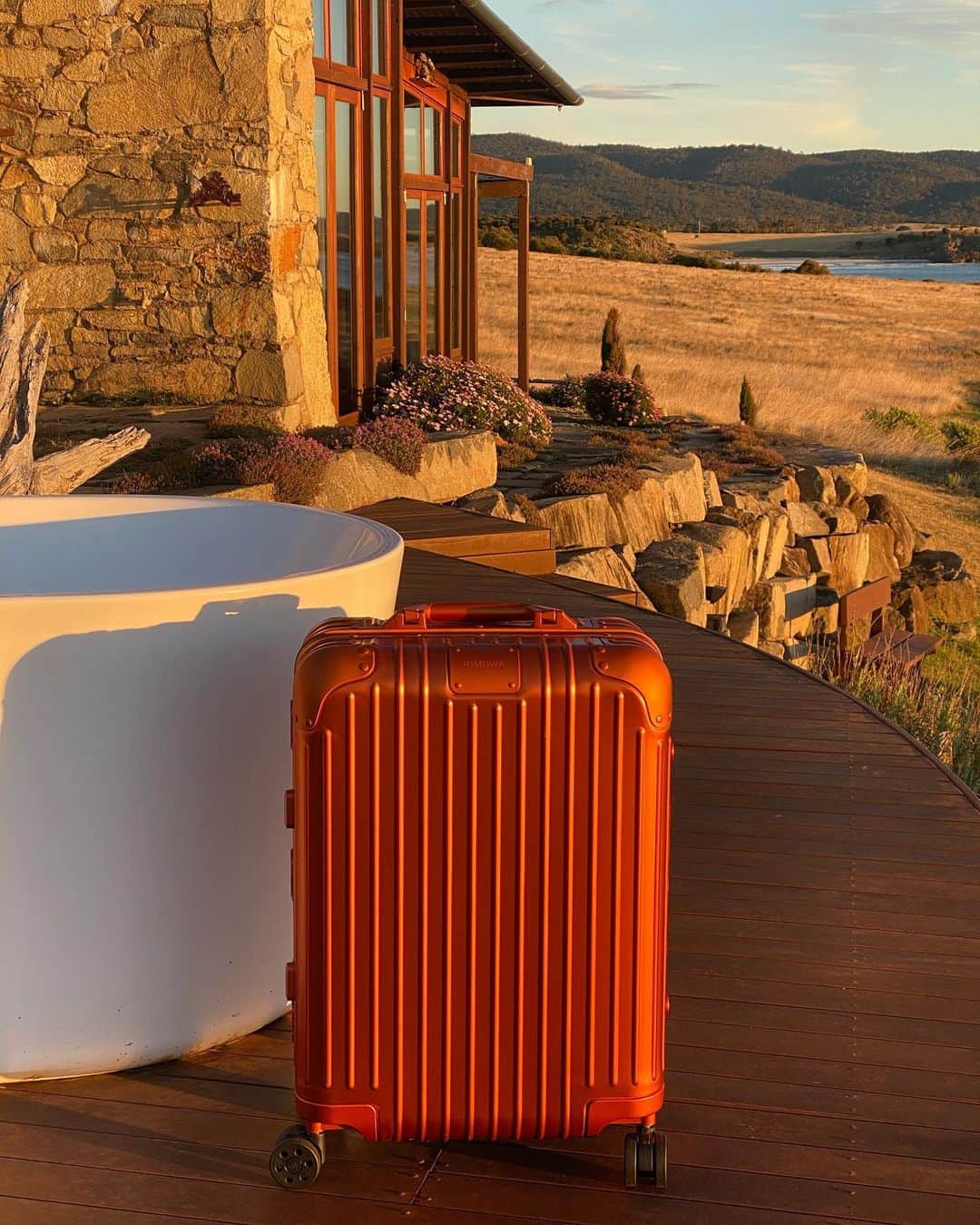 リリーマイマックのインスタグラム：「I’m patient & optimistic. Sooner than later we will wake up & be able to travel to see our friends, family & loved ones ✈️ @rimowa #rimowaMars 🧡 who’s your travel buddy you already have in mind? & who are you going to fly to see? 😋」
