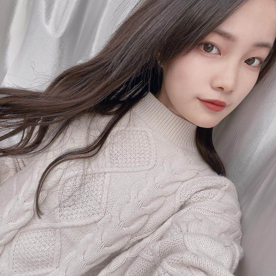 いしださきのインスタグラム：「人生初ロング記念日🤟🏻 . . #エクステ #自撮り女子  . . . . . . . . . .  #フリーモデル #関西モデル #ポートレート #ポートレートモデル #サロモ #関西サロモ #撮影依頼募集中 #関西サロンモデル #ウェディングモデル #ポトレ女子 #写真好きな人と繋がりたい #ポートレートしま専科 #ファインダー越しの私の世界 #いいね返し #美容 #ビジョビ #ビジョクラ #ビジョナビ #おしゃれさんと繋がりたい #セルカ #おうちじかんを楽しもう #좋아요반사 #팔로우환영 #뷰티스타그램 #셀카 #ınstagood #selfy #l4likes」