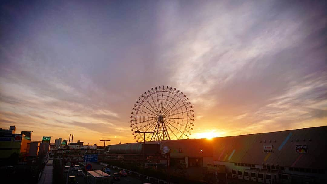 和田益典さんのインスタグラム写真 - (和田益典Instagram)「◆ 今日も其れなりの色 . . まあまあイジりました。 . . . #わだますのりんくう . #スマホ写真 #日没 #インスタ映え #写真 #夕暮れ #夕焼け #風景 #雲 #マジックアワー #空 #観覧車 #gradation #ferriswheel #color #winter #orange #🎡 #purple #gradationcolor #sunset #cloud #sky #smartphone #photostagram #picture #photo #view #magichour #japan . .」3月3日 22時07分 - masunori_wada