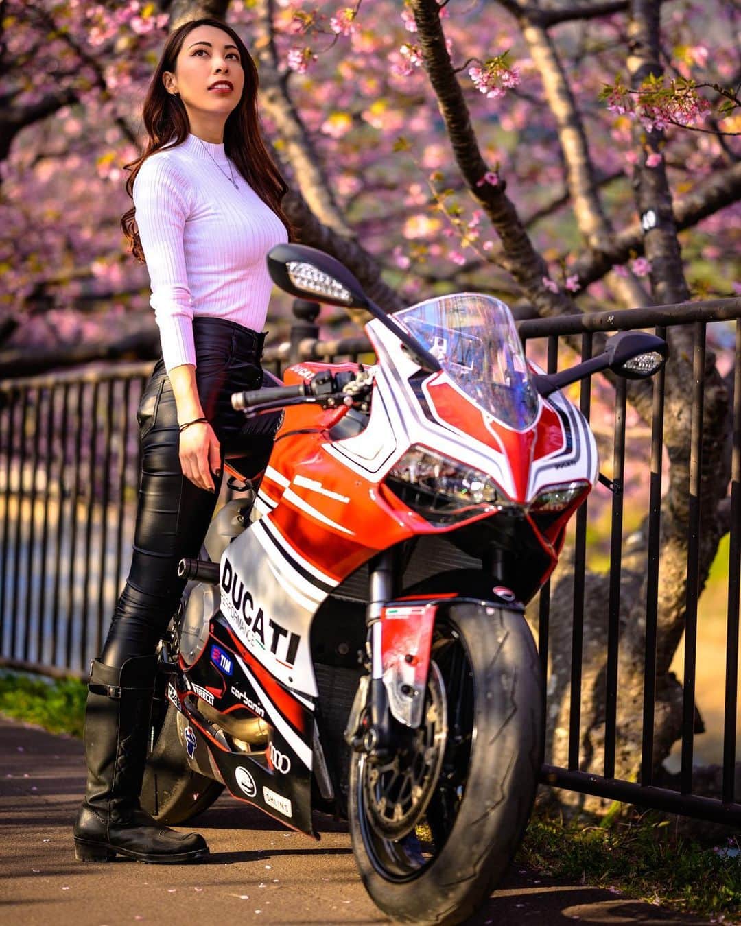 CAMIRAさんのインスタグラム写真 - (CAMIRAInstagram)「こんばんはー🌙てい✌️  #文書力ゼロ#バイク女子#バイク好きな人と繋がりたい#バイク写真部#bikegirl#motorcycle#bikelife#bike#ducati#panigale#superbikes」3月3日 22時17分 - camila.528
