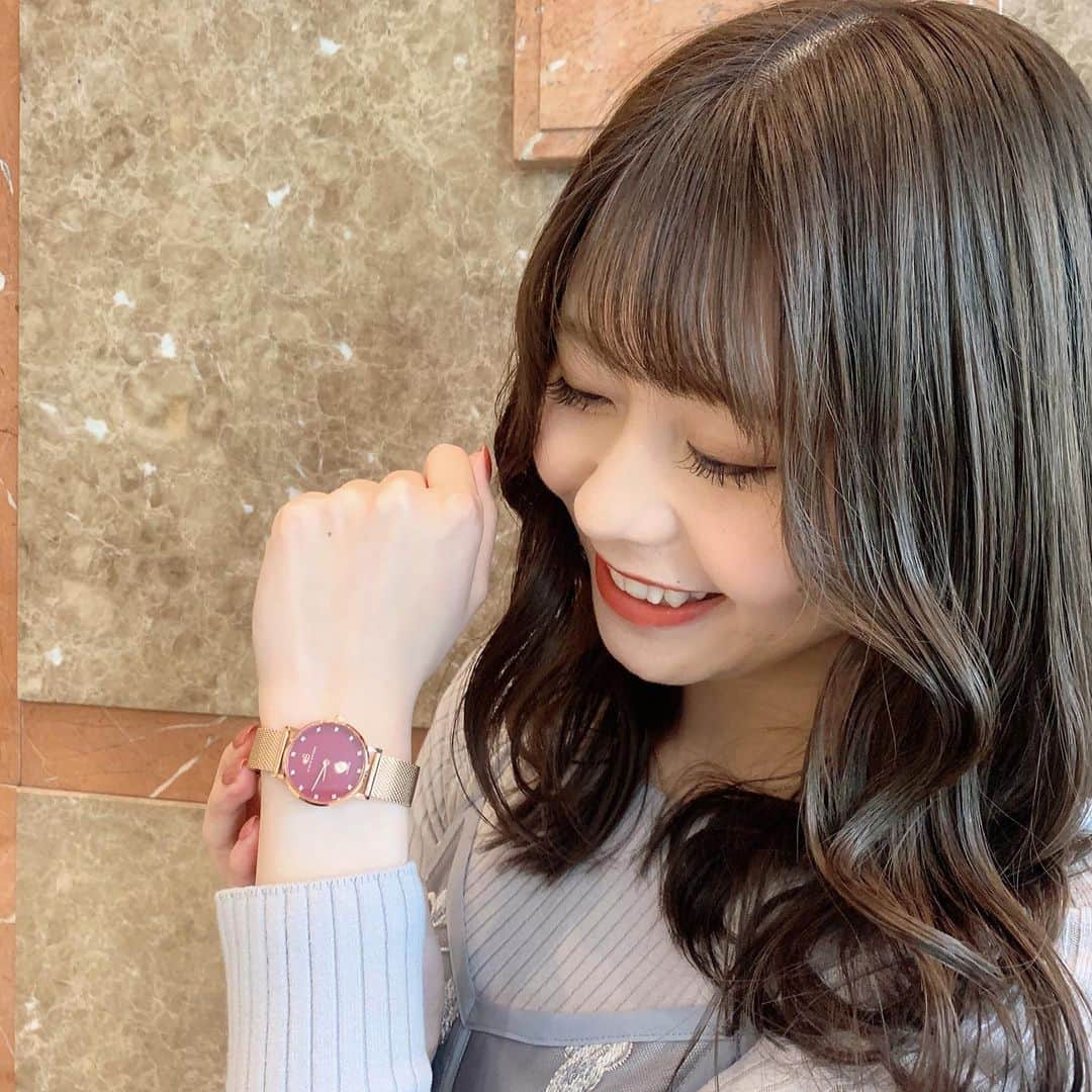 のインスタグラム：「⌚︎*.☆  < @4bwatches_japan > さんから時計のギフトを いただきました☺️⌚️💕  鮮やかなピンクのフェイスにラインストーンが 上品にちらばってるのがツボです♡♡♡  バントのゴールドが大人っぽい😌  #4bwatches #腕時計 #時計 #blackbybluebrave  #ホワイトデー #ホワイトデーギフト #gift  クーポンコード【kanacbx12】 ご使用で10%OFFになります💓 (クーポン期限は本日より1年間)  興味がある方はぜひ〜☺️」