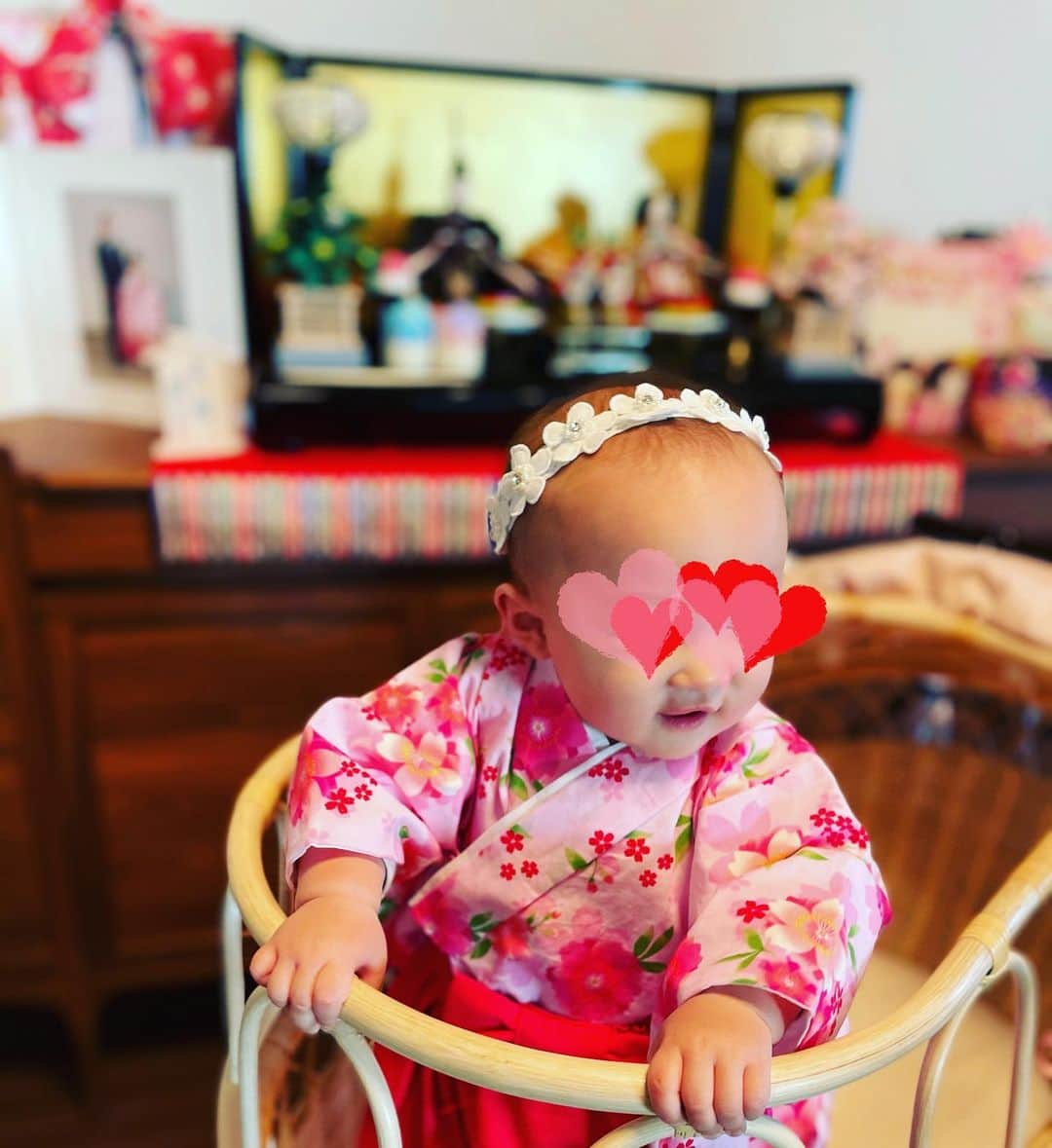 音花ゆりのインスタグラム：「. . 初節句🎎🌸 . 私の母が作ってくれた袴を着て、写真を撮られまくってるうちにテンションが上がってきた娘…😂 . #初節句 #手作り袴 #つかまり立ち この手すりなら完璧に立てるようになりました！」