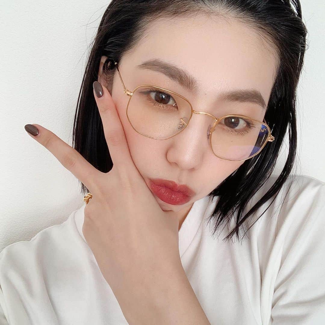 のインスタグラム：「・ わかりやすい間違い探し！ やっぱり赤リップが落ち着く♥️ この眼鏡はねーブルーライトカット やっぱりブルーライトはカットした方が 良いみたいだよ〜！！笑」
