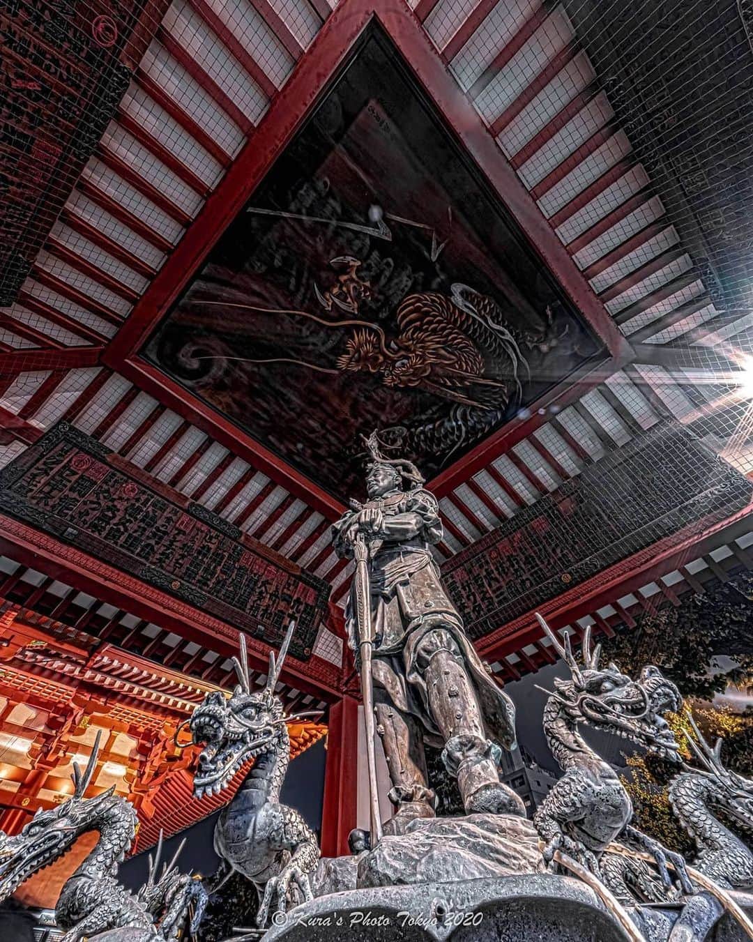 Promoting Tokyo Culture都庁文化振興部さんのインスタグラム写真 - (Promoting Tokyo Culture都庁文化振興部Instagram)「The statue of the Dragon God (Shara Ryuo), made by Koun Takamura, at the Senso-ji Temple fountain 🐉 Dragons are believed to be the guardians of water, and there’s also an ink drawing of a dragon on the ceiling by Shoko Azuma. You can come across them while cleansing yourself before visiting the temple. - 浅草寺のお水舎には、高村光雲が作った龍神像（沙竭羅龍王像）があります。 龍は水をつかさどるとされ、天井にも東韶光による墨絵の龍が描かれています🐉 お参りをする前に身を清めながら、このような作品と出会えるのも浅草寺の魅力ですね。  #tokyoartsandculture 📸: @masaku.ra」3月3日 22時37分 - tokyoartsandculture
