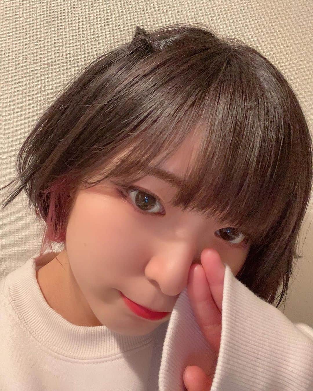 のインスタグラム：「髪の毛、ベースを暗めにしてインナーカラーピンクにしたから 何となくで地雷系メイクしてみたけど 写真じゃあんまりアイメイクのピンクが見えんかった🥺 メイク難しいな😱  インナーカラー可愛い☺️✨   #インナーカラー #ピンク #地雷系女子 #ショートケーキ #🍰」