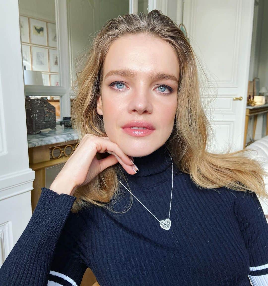 ナタリア・ヴォディアノヴァのインスタグラム：「☝🏻всего лишь несколько дней до окончания акции @mercuryjewellery в поддержку @nakedheartfoundation по ссылке в профиле вы можете посмотреть полную коллекцию в форме сердца, как на мне, порадовать любимых и сделать доброе дело ❤️🙏 #осознанноепотребление #8емарта 🥰only few days left to support @nakedheartfoundation by purchasing  beautiful jewelry like the pendant i am wearing by @mercuryjewellery link in bio ☝🏻☝🏻☝🏻❤️❤️❤️#counciousshopping #8thofmarch」