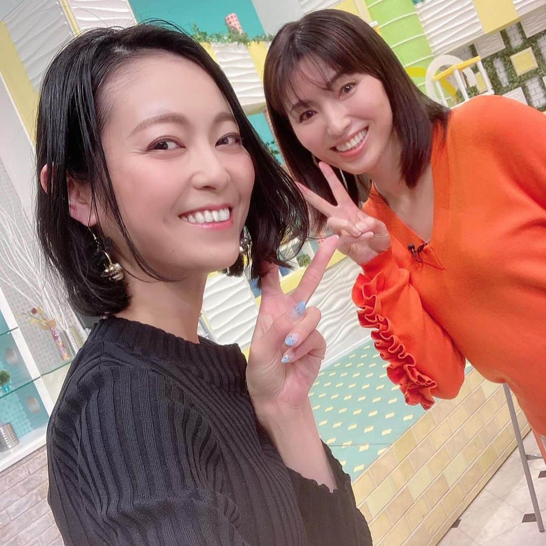 中山千桂子さんのインスタグラム写真 - (中山千桂子Instagram)「. 水曜ゴジカル❣️ . 本番前にモデルで画家の青木成実さんと贅沢な2ショット😆💖 髪を短く切ってさらに魅力的な青木さん✨スタイル抜群です😍 . そして水曜日には私の憧れ✨ 加渡先生ご出演の日です🌸 とにかくカッコ良いのです👏👏👏 . 偶然にも 加渡先生→緑💚 青木さん→黄💛 私→赤に見えなくも無い🍊🍓 . 私は出演者同士の共鳴と呼んでますが 信号機🚥3人組になってましたー‼️ . 今週はあとレギュラーの金曜ゴジカル😁こちらもお楽しみにー🙆‍♀️ .  #ゴジカル #四国放送 #アナウンサー #ootd #ootdfashion #オレンジカラー #信号機 #原色コーデ #原色ラブ #青木成実 さん　#加渡いづみ先生 #水曜におじゃましました 😆」3月3日 23時04分 - nakayama_chikako