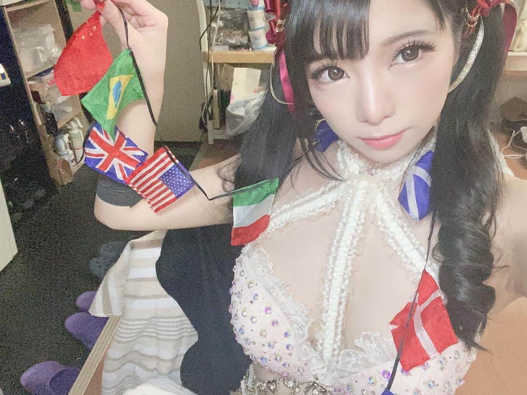 美らかのん（久我かのん）のインスタグラム：「. . . 新宿ニューアート3日目＆FC2配信観てくださった皆様ありがとうございます…！ . FC2の方は不具合が色々あってほんとうにほんとうに申し訳ないです…🥲直し方が分かれば直してるんだけどFC2側の問題もあるらしく…🥲🥲🥲ｳｩｯ🥲ごめんねぇ🥲 . とはいえ、今回もとっても気持ちよかったな…🥲💞 . . そして今日3/4の21時過ぎくらいに4/3の初心者さん向けSMショーとオフ会の詳細を出して予約開始しようと思ってます✨よろしくねぇ✨✨✨ . . ということで本日も新宿ニューアートでお待ちしてます💞 . . . #美らかのん #久我かのん #av女優 #セクシー女優 #グラビア #万国旗 #踊り子 #劇場 #生配信 #ストリップ劇場 #fc2 #イベント情報 #おはようございます #おやすみなさい #goodnight #goodmorning #japanesegirl」