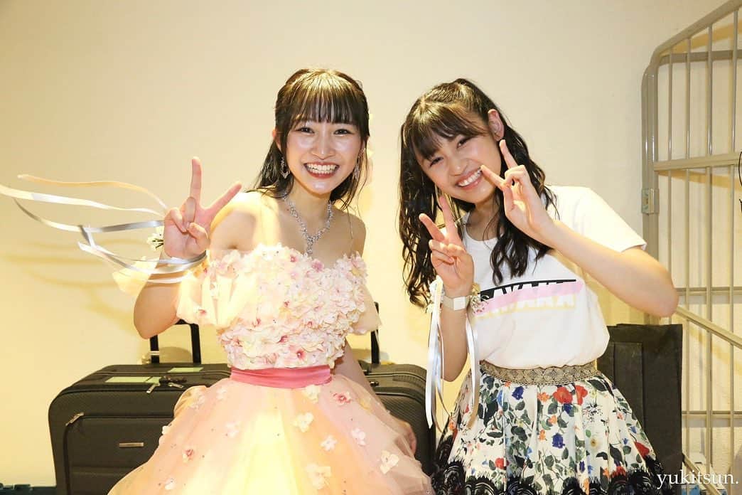 中川美音のインスタグラム：「#山本彩加卒業コンサート  終わりました！！  何をやるにもいっつも先頭で走っていて たまには歩きなよと嫉妬しかなかった でもそれがあーやんなんだなと思いました。  もうちょっとしたら 別の道に行って もっと離れちゃうけど 君らしくどんな壁も壊してください たまには立ち止まってね 応援してます！ 頑張ってください！  ゆきつんさん 昨日も今日もお写真撮りにきてくださり ありがとうございます！ 久しぶりに会えて嬉しかったです！」