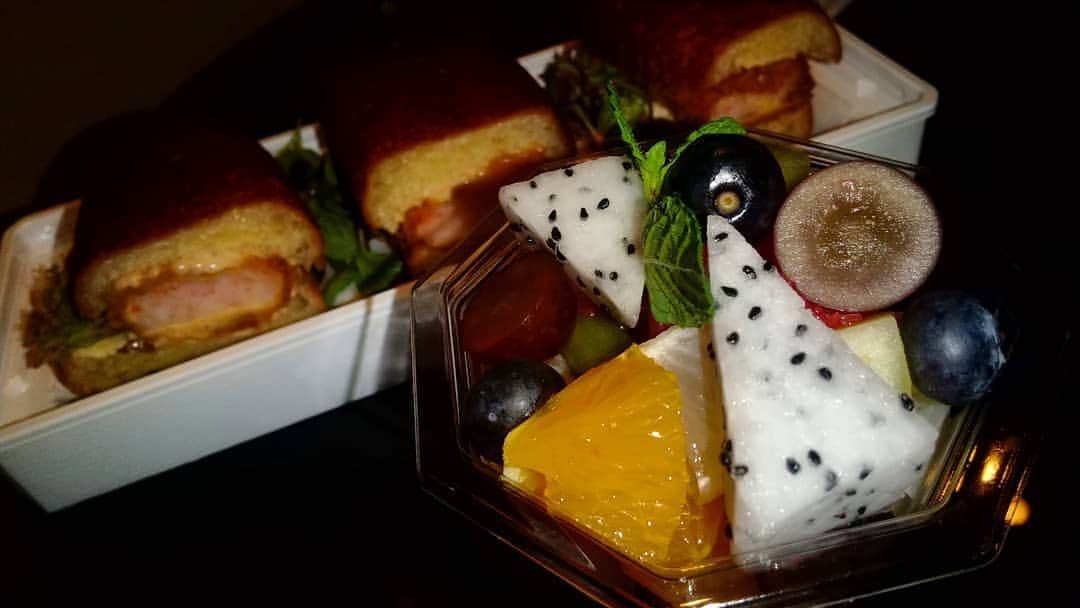 松坂南さんのインスタグラム写真 - (松坂南Instagram)「大好きメニュー❤️  フルーツサラダ&えびカツサンド✨  #love」3月3日 23時50分 - minami_matsuzaka
