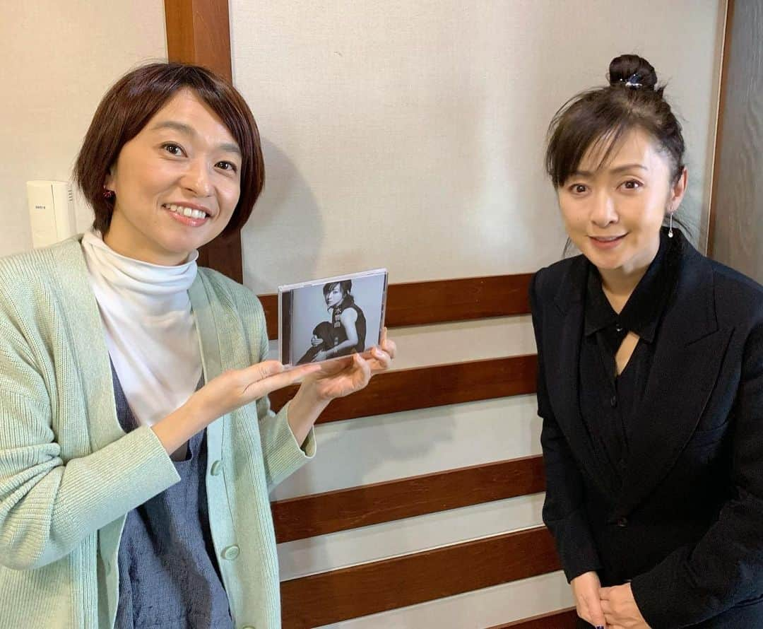 住吉美紀さんのインスタグラム写真 - (住吉美紀Instagram)「35年間、ガチなファンです。 斉藤由貴さんが #BlueOcean に来てくださいました❤️ いつも、めっちゃかわいい！ お会いできて、ただただうれしい。 ふわふわ、幸せ。  リリースされたばかりの 35周年記念セルフカバーアルバム「水響曲」、 すっごくいいです。 ファンの私が言うので間違いありません。 よくあるセルフカバーじゃないです。 流石、武部聡志さんが全曲リアレンジされてるだけあって、 いまの由貴さんの声や表現力にぴったりなように創られた、 まったく新しい作品でした。 上質で、品がある。 あと、歌詞が、前以上に沁みる歌。 今の状況下で聴く音楽としても、 とってもとっても、おすすめです。  なんの見返りも欲しくない、 理屈もない、 ただただ好き。 ってそんな気持ちになれるって、 なんてうれしいことだろう。 自分がまだそんな気持ちになれるんだ、 ってこともうれしいのだ。  35年経っても、 歌い続けてくださって 本当にありがとうございます、 とファンを代表して申し上げます。  #斉藤由貴 #水響曲」3月3日 23時53分 - miki_sumiyoshi