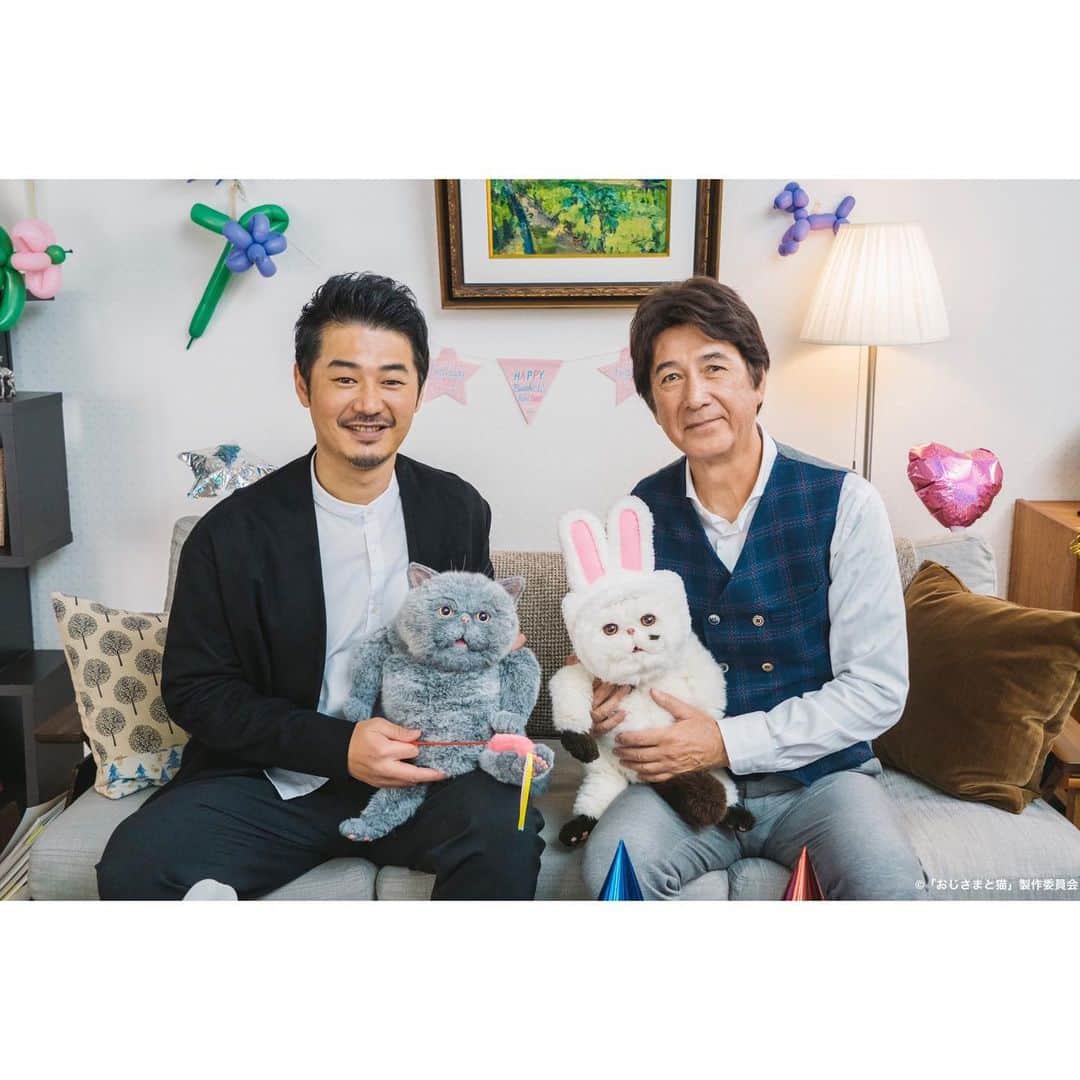 おじさまと猫のインスタグラム：「第9話放送まで あと1時間🐱🌟  素敵な猫友、2ショット📷✨ なんかもう！ 温かさしかないですね🥺  9話はこんなぬくぬくから スタートします🥰  ぜひ！お待ちしてます🤲💓  #おじさまと猫 #草刈正雄 #神木隆之介 #小関裕太 #武田玲奈 #平山浩行 #高橋ひとみ #升毅 #松本穂香 #吉澤嘉代子 #阿部真央 #猫 #猫のいる暮らし #うさぎ #うさぎのいる暮らし 🐰🐱  ⬇️ テレビ東京・大阪 今日深夜0:58  テレビ愛知 今日深夜2:05  #Paravi で先行配信中」