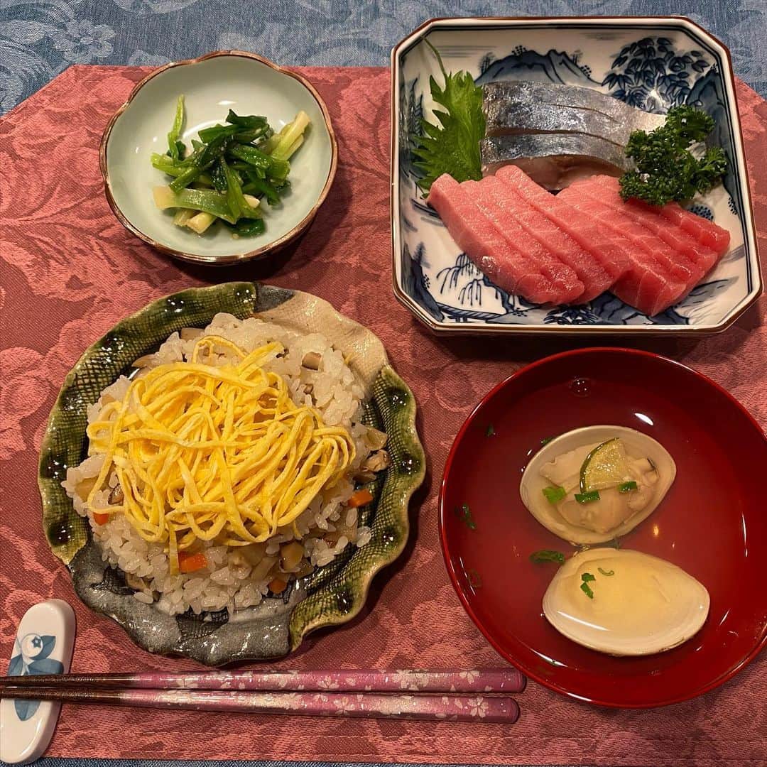 上原りさのインスタグラム：「3月3日💐女の子の日✨ 。 我が家もちらし寿司を作りました♪ 今回はお寿司を私が😌 レシピは教えて貰いながら❤️ 。 #ひなまつりごはん #桜餅 #食べたい」