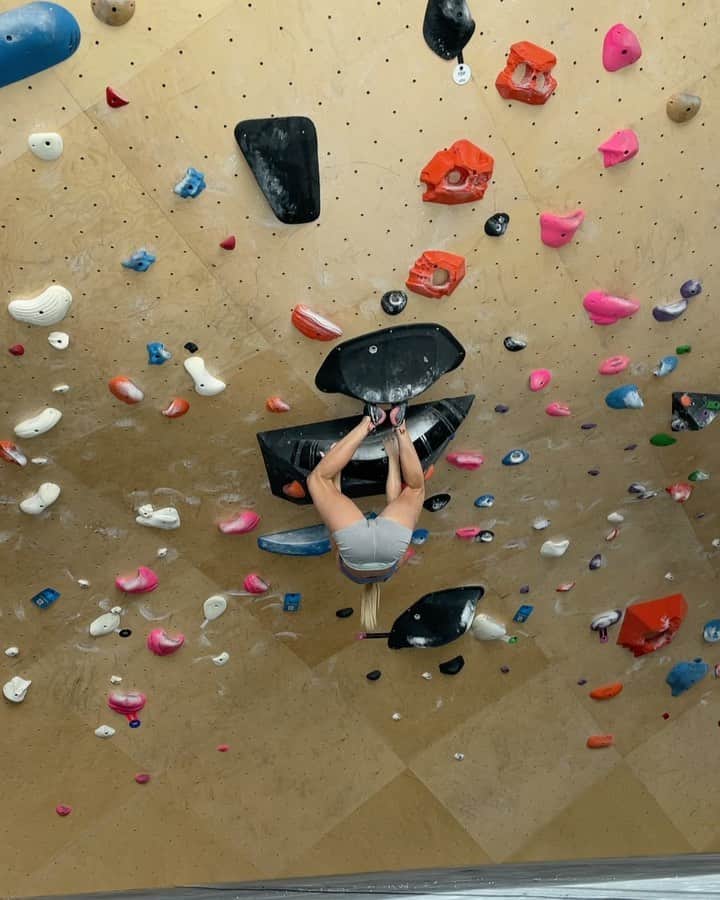 シエラ・ブレア・コイルのインスタグラム：「Getting funky at @thefrontslc this week 😎 Be sure to follow along with my workouts on @myclimbapp 💪🏼 (It’s a great way to track your progress and keep yourself on track during a session!)」