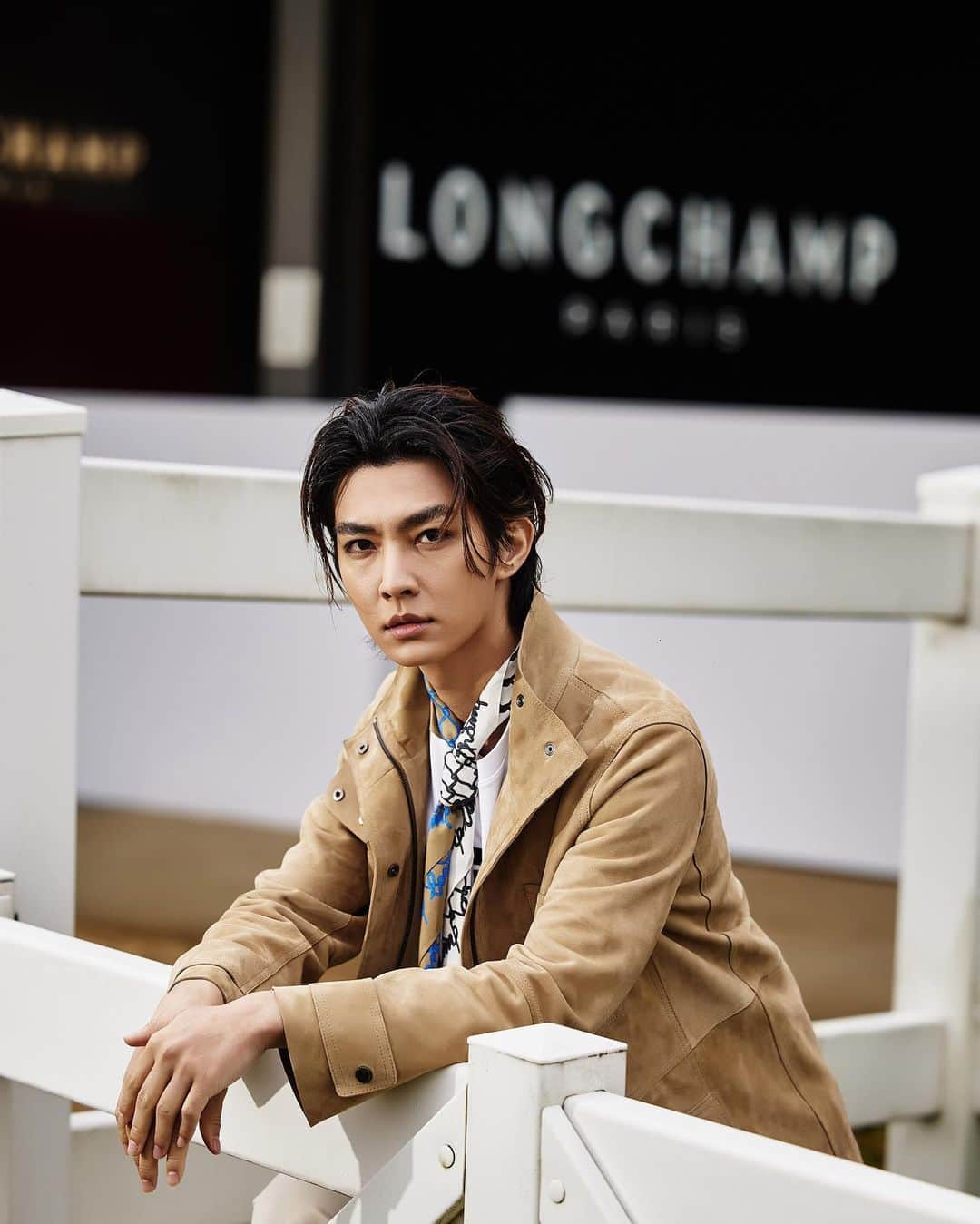 AARONのインスタグラム：「1.歡迎來到我開的馬場，跟Longchamp聯名合開  2.每次來到這裡我就有很多的靈感  3.我常常坐在給馬吃的乾草上  4.來玩嗎？  #LongchampFW21 #LongchampPFW #LongchampFashionShow #LongchampTresParis」