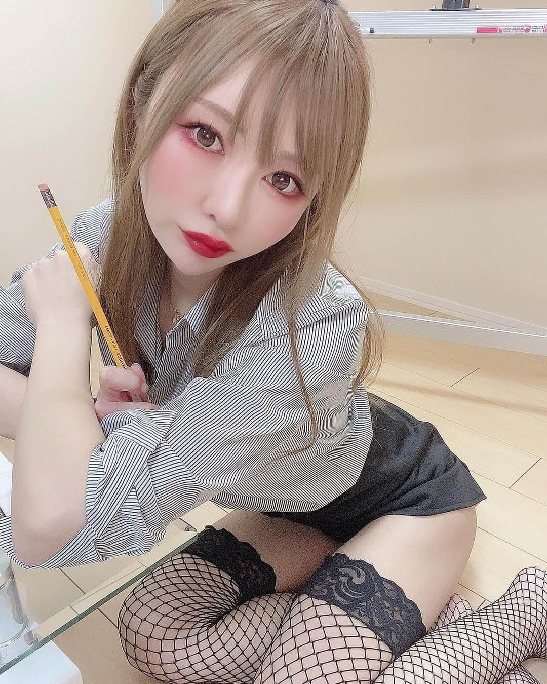 滝沢いおりさんのインスタグラム写真 - (滝沢いおりInstagram)「家庭教師をしたら…❤️ お願いだから勉強して🥺💦 勉強しないと…😳  私の家庭教師は需要あるかなあ？😯 やってみたい夢はある❤️ #網タイツ #網タイ先生 #宅建 #宅建勉強 #お姉さん #インスタグラビア #家庭教師」3月4日 1時44分 - takizawaiorir