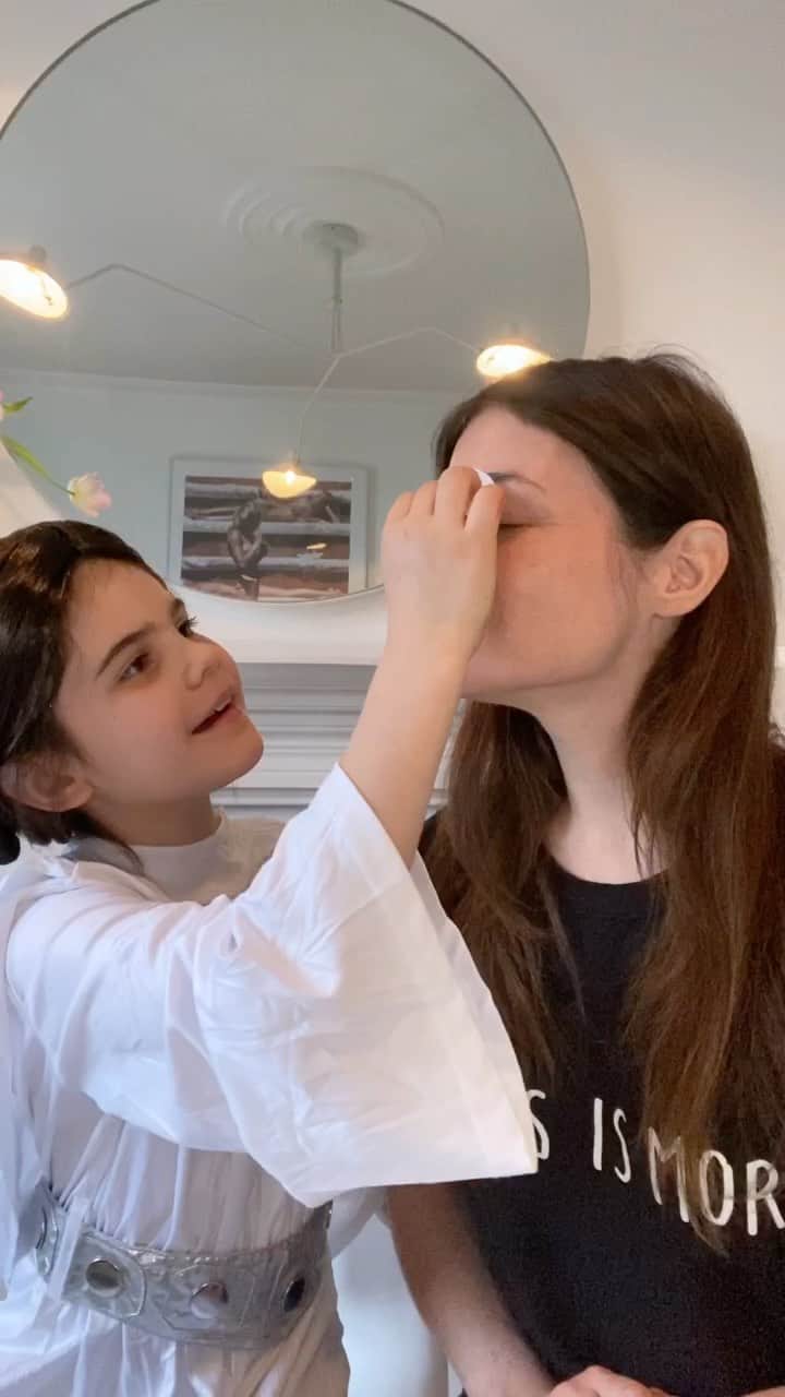 ジュリア・レストイン・ロイトフェルドのインスタグラム：「Enjoying the last days together at home before school starts again with a little pampering from Princess Leia 💫」