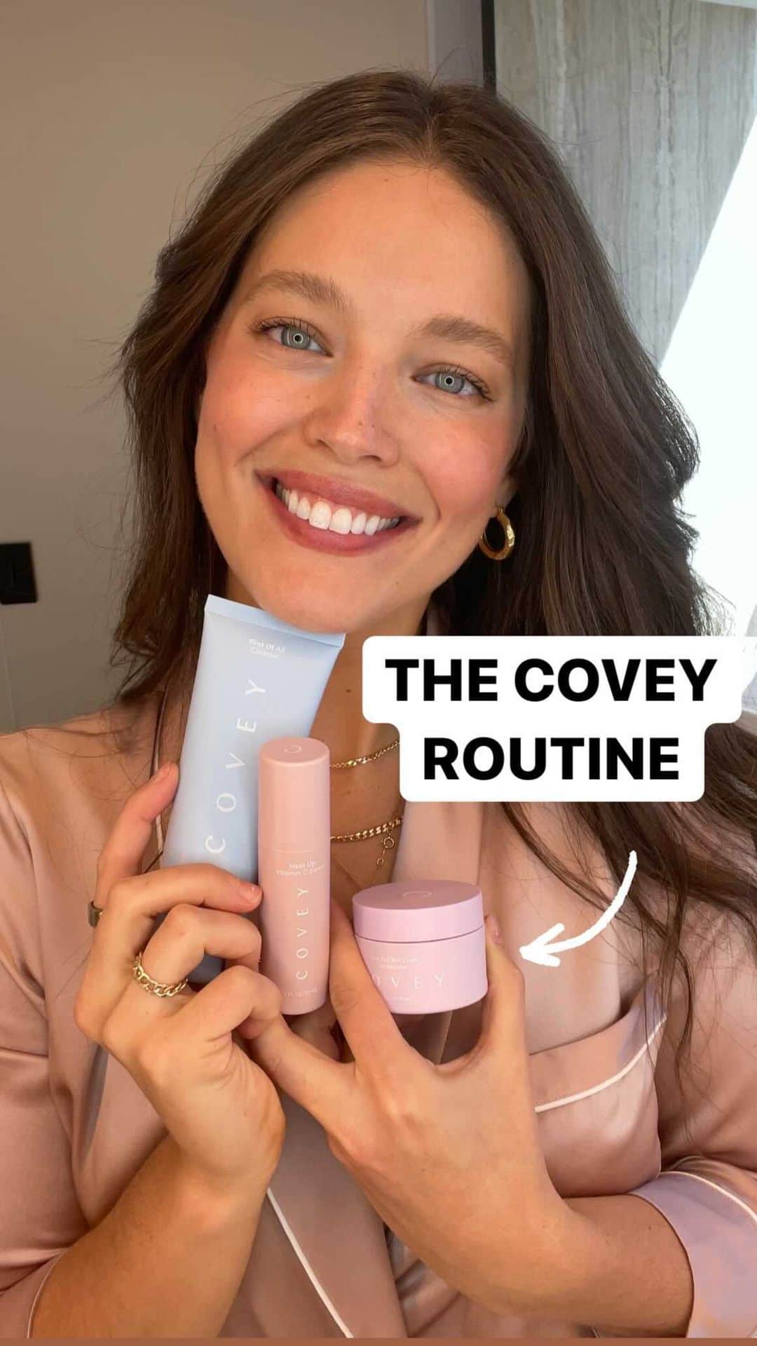 エミリー・DiDonatoのインスタグラム：「I was so excited filming this I could barely get the words out! 😫 @covey   First Of All Cleanser:  Cleanser is so underrated, but it actually sets the mood for your whole routine. Covey's cleanser removes every stitch of makeup (yes, including waterproof mascara!), pollution and sweat. I roadtested dozens of cleanser formulas - and I knew we had found 'the one' when I could take off a full shoot day's makeup in less than 60 seconds without feeling dry or tight  Next Up Vitamin C Serum:  We worked with @russakderm on all of our formulas, which is why our vitamin C serum is unlike any you've seen before. Next Up has 15% THD ascorbate, is fragrance-free (no hot dog water here), ultra-stable, ultra-gentle and multitasks for day and night to protect and repair skin  Last But Not Least Moisturizer: Last, but definitely not least is our cloud-like moisturizer that's the perfect balance of hydrating and moisturizing. It's perfect during the day under makeup or as an overnight moisturizer to protect and nourish your skin barrier   You can shop the full routine right here or on IG  to pre-order or click the link in my bio!!! 🥰」