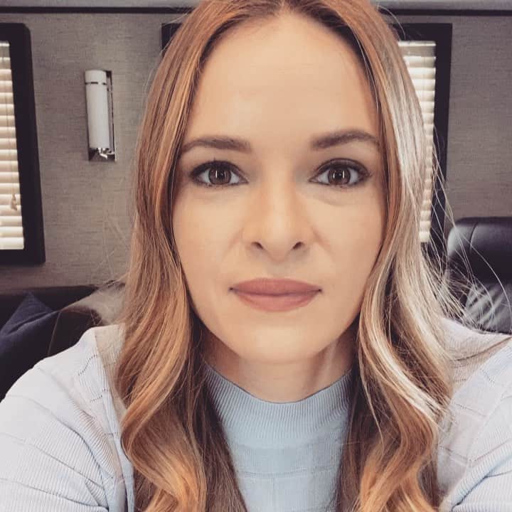 ダニエル・パナベイカーのインスタグラム：「Text me! 310 359 0598」