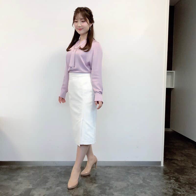 TBS「あさチャン！」のインスタグラム：「Today's さやこ Fashion🌷 ・ スタイリストさんからのポイント💁🏻‍♀️🎶 とろみブラウスに ホワイトのタイトスカートを合わせた きちんと感のあるコーディネート☺️✨ サテン地のブラウスは メタルバーのボウタイを外しても着られる2way😆 桜を思わせるような、ピンクパープルを取り入れると 一気に春らしくなります🌸 ・ まだ肌寒い毎日が続いていますが、 この春も綺麗色が沢山出てきているので 今から色で季節を先取りして 取り入れるのもオススメです🤗 ・ #tbs #あさチャン #アナウンサー #野村彩也子 #さやコーデ」