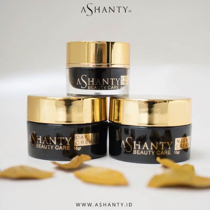 ASHANTY BEAUTY CREAM OFFICIALのインスタグラム：「Jangan sampai tanda penuaan dini muncul sebelum waktuya, kenali tandanya dan cegah dengan menggunakan Cream perawatan wajah yang mengandung anti aging. Ashanty Beauty Cream Anti Aging Series merupakan cream perawatan wajah yang mampu merawat dan menutrisi kulit wajah secara maksimal, membuat kulit wajah lebih sehat, cerah, lembut, lembab, kencang dan kenyal. Bebas kerutan, flek hitam dan garis halus  Dapatkan harga special satu paket Ashanty Beauty Cream hanya Rp 450.000,- pesan sekarang juga yuk dan dapatkan kulit wajah idaman 🖤🖤🖤  Informasi dan pemesanan kamu bisa langsung click link yang sudah rertera di Bio IG @ashantyid 🛍🛍🛍」